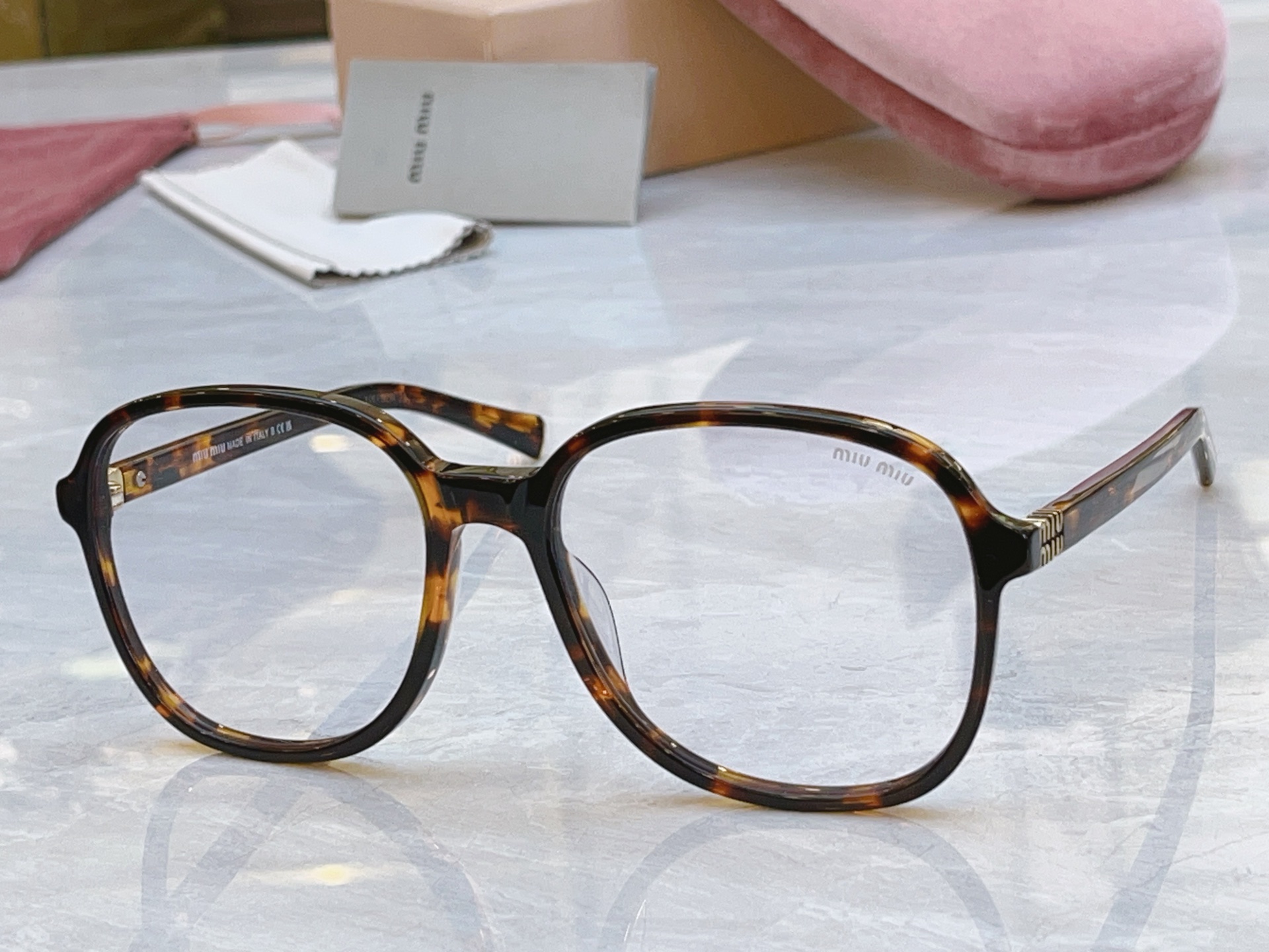 ，【MIUMI*】缪*缪新款太阳镜，Mod: SMU B01，SIZE:58口18-140