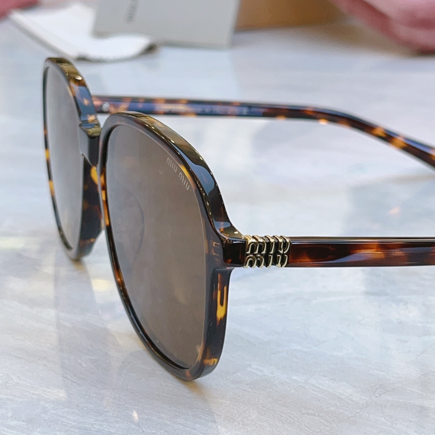 ，【MIUMI*】缪*缪新款太阳镜，Mod: SMU B01，SIZE:58口18-140