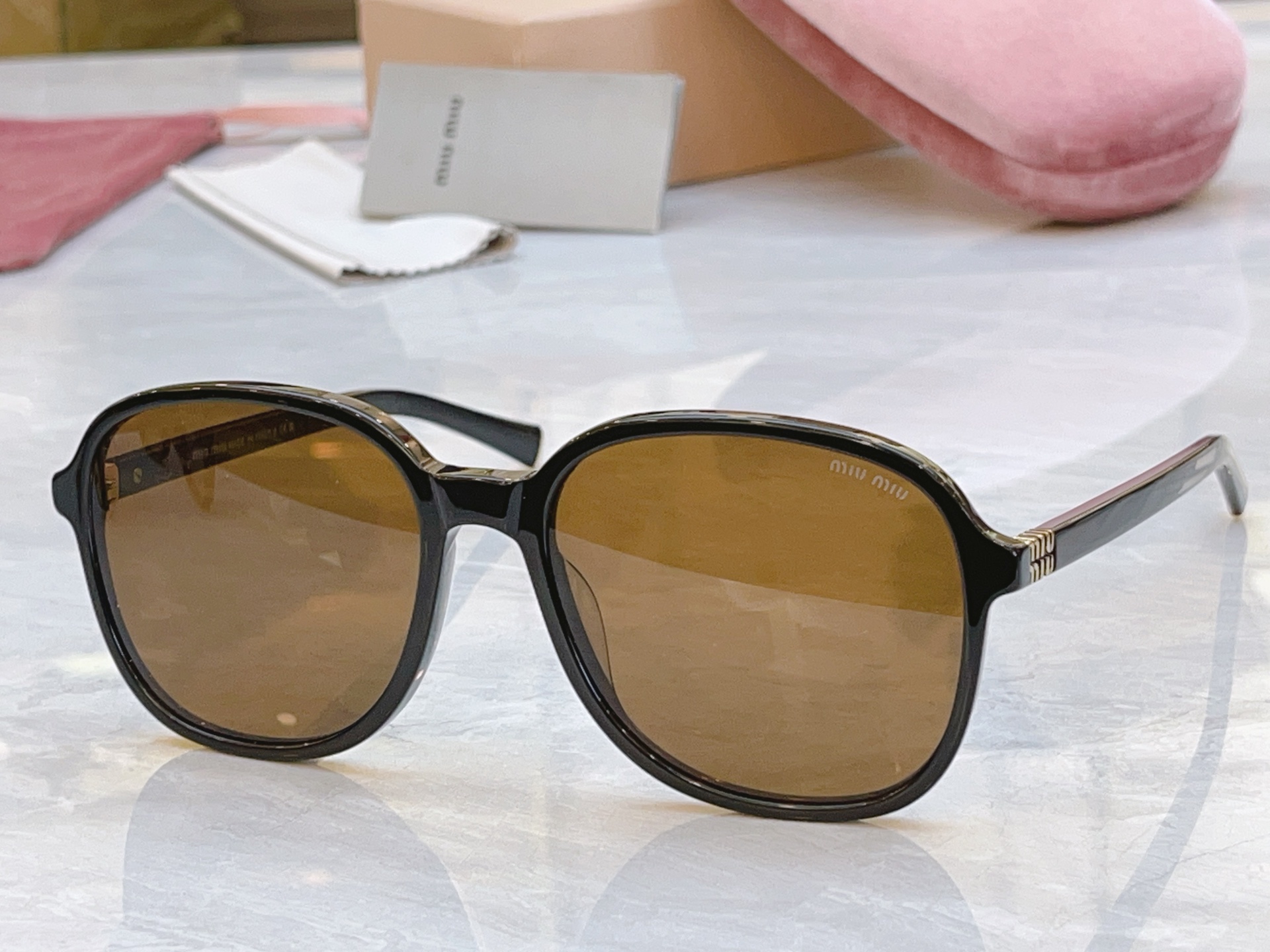 ，【MIUMI*】缪*缪新款太阳镜，Mod: SMU B01，SIZE:58口18-140