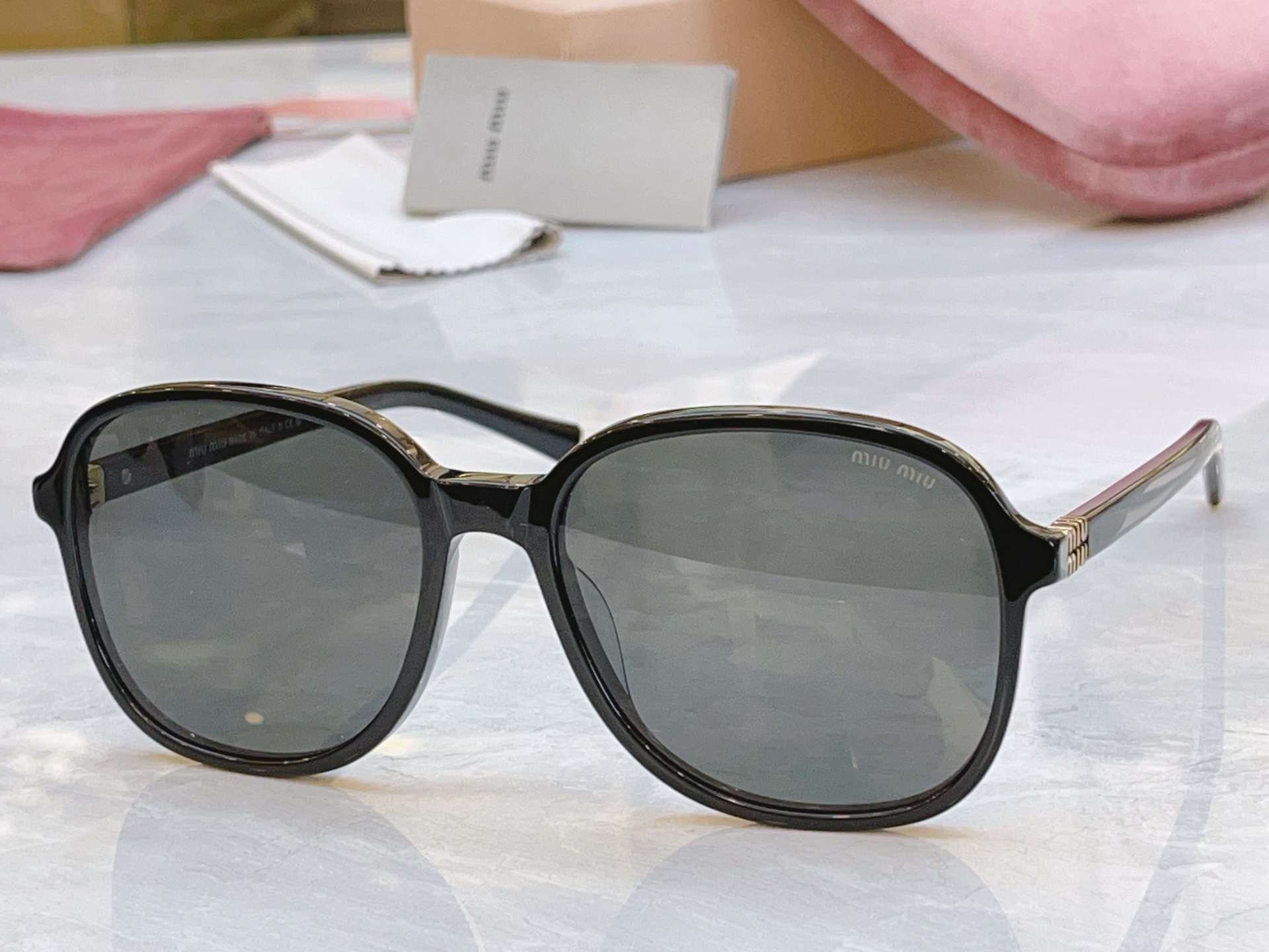 ，【MIUMI*】缪*缪新款太阳镜，Mod: SMU B01，SIZE:58口18-140