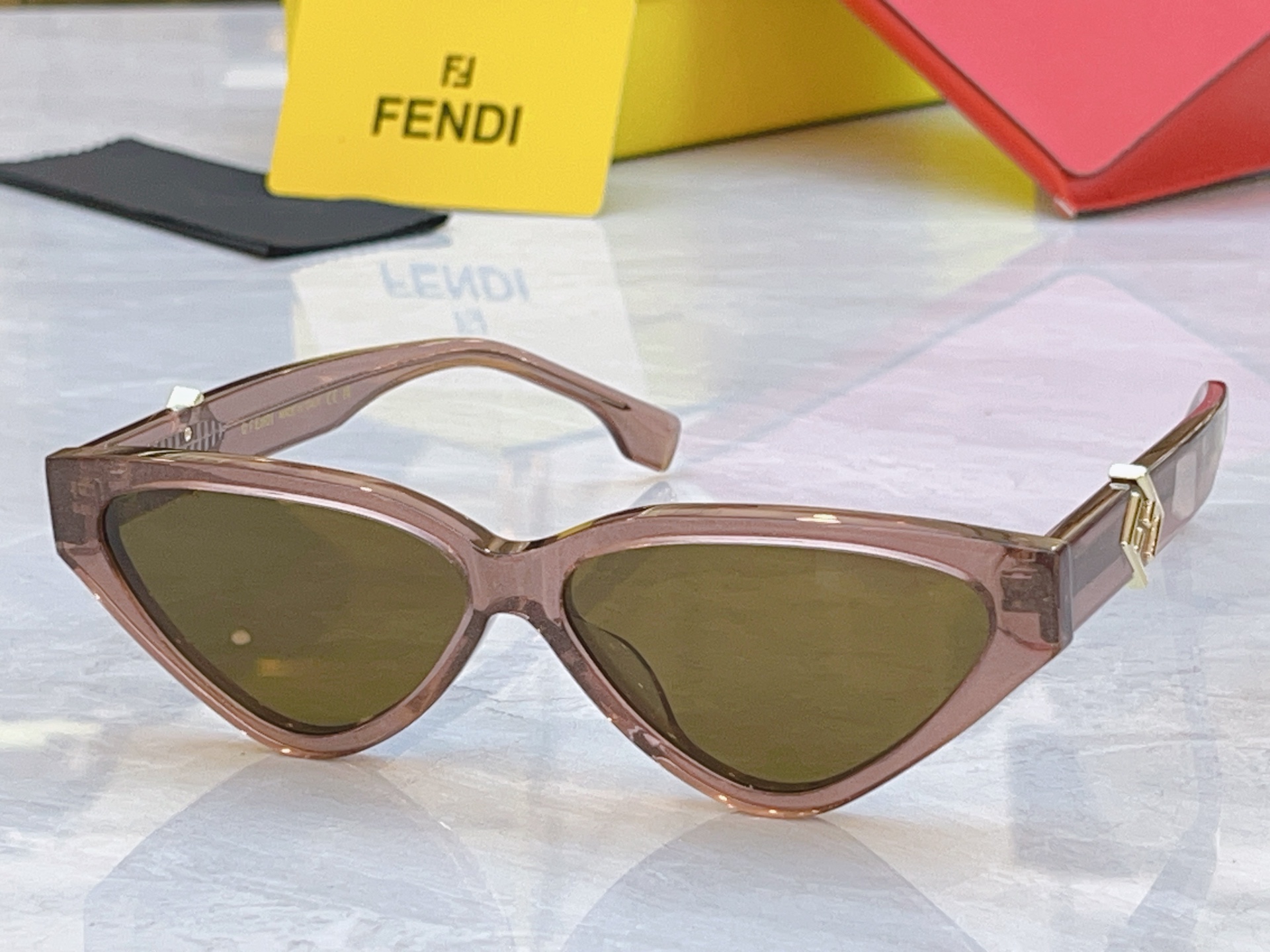 ，【FEN*】芬*迪新款太阳镜🕶️，MODEL：FE40184I，SIZE：57口12-145