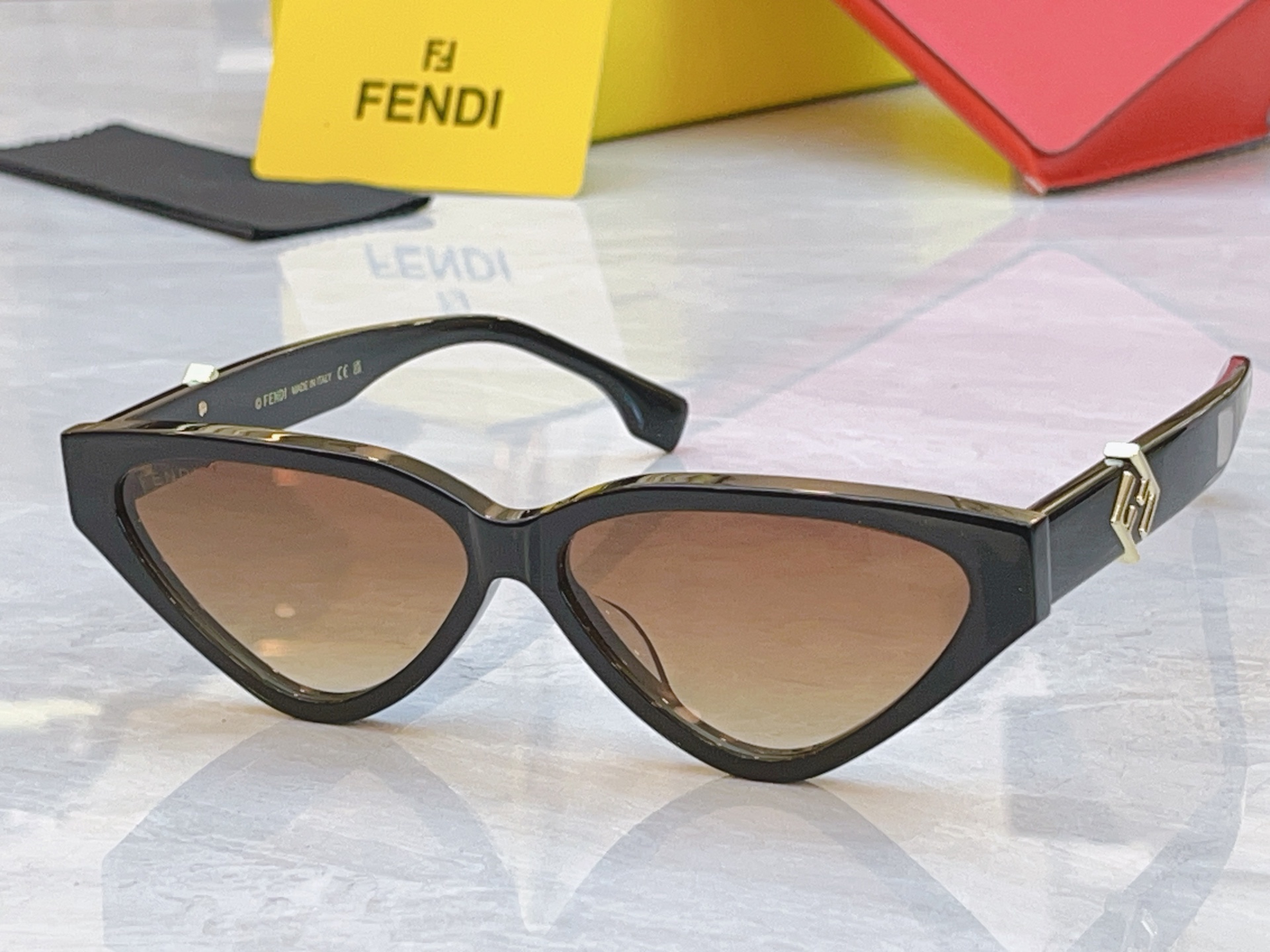 ，【FEN*】芬*迪新款太阳镜🕶️，MODEL：FE40184I，SIZE：57口12-145