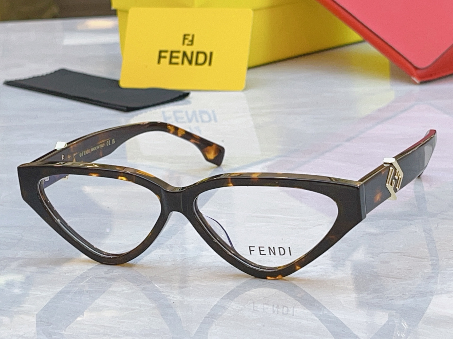 ，【FEN*】芬*迪新款太阳镜🕶️，MODEL：FE40184I，SIZE：57口12-145