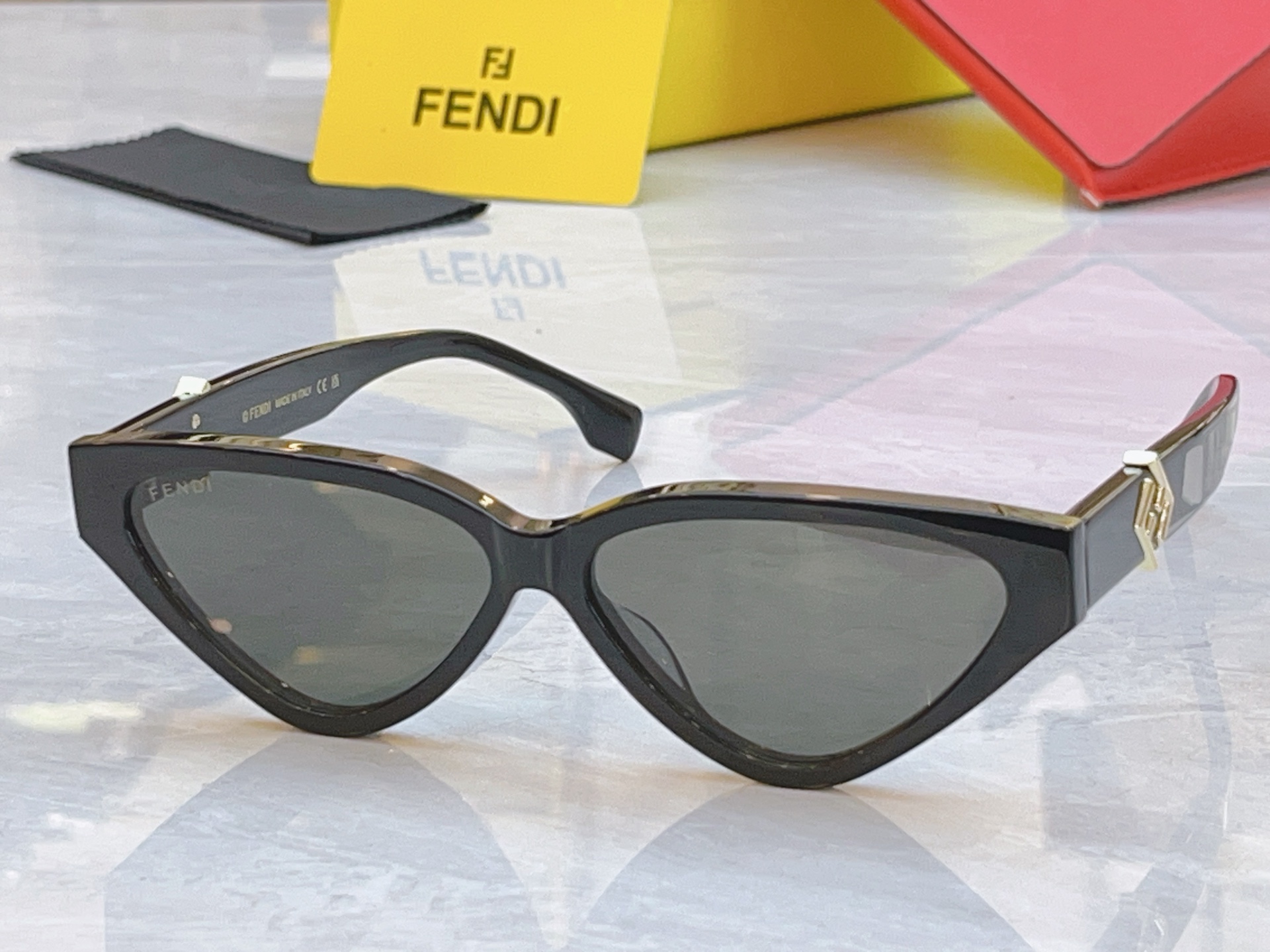 ，【FEN*】芬*迪新款太阳镜🕶️，MODEL：FE40184I，SIZE：57口12-145