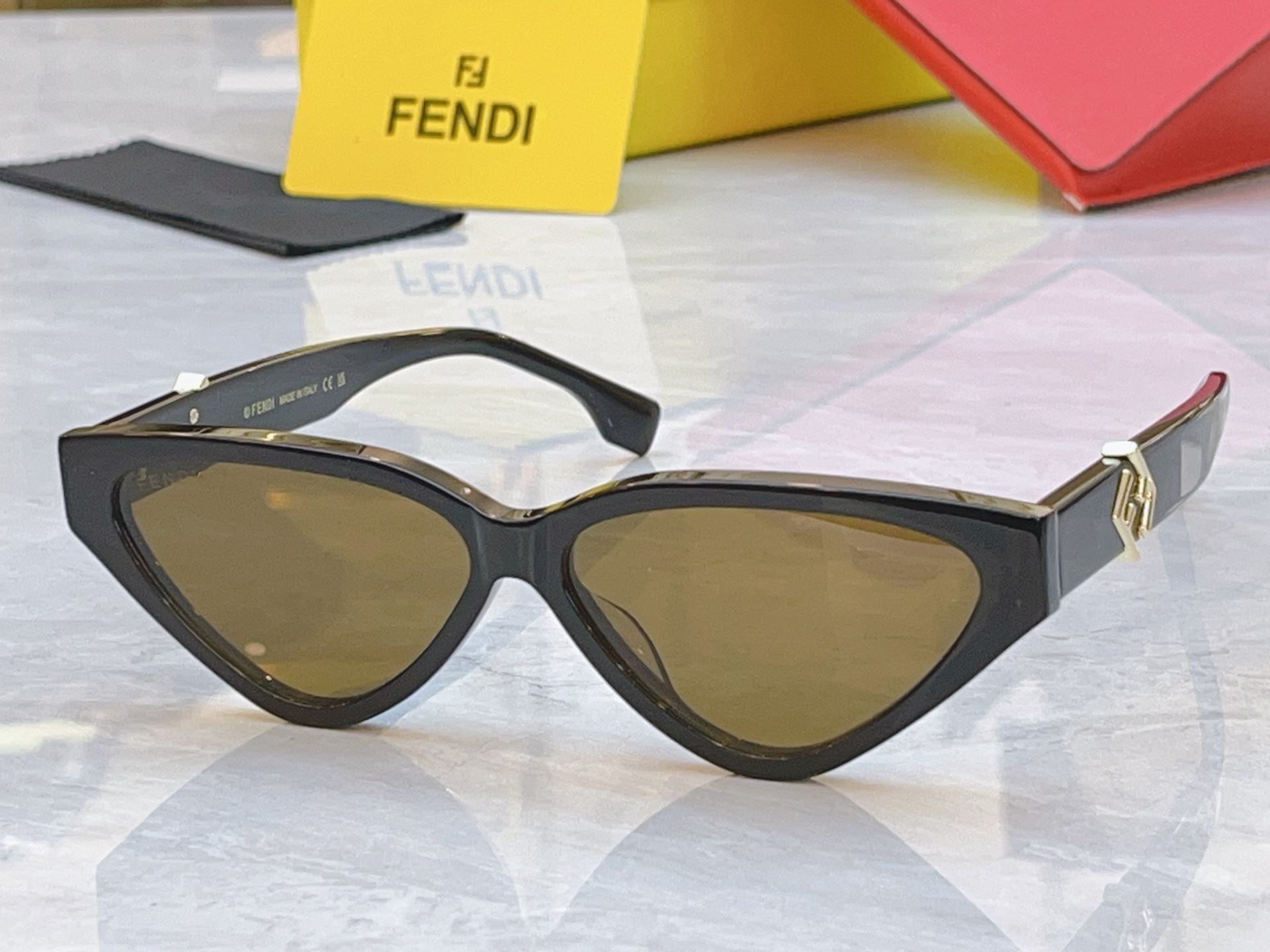 ，【FEN*】芬*迪新款太阳镜🕶️，MODEL：FE40184I，SIZE：57口12-145