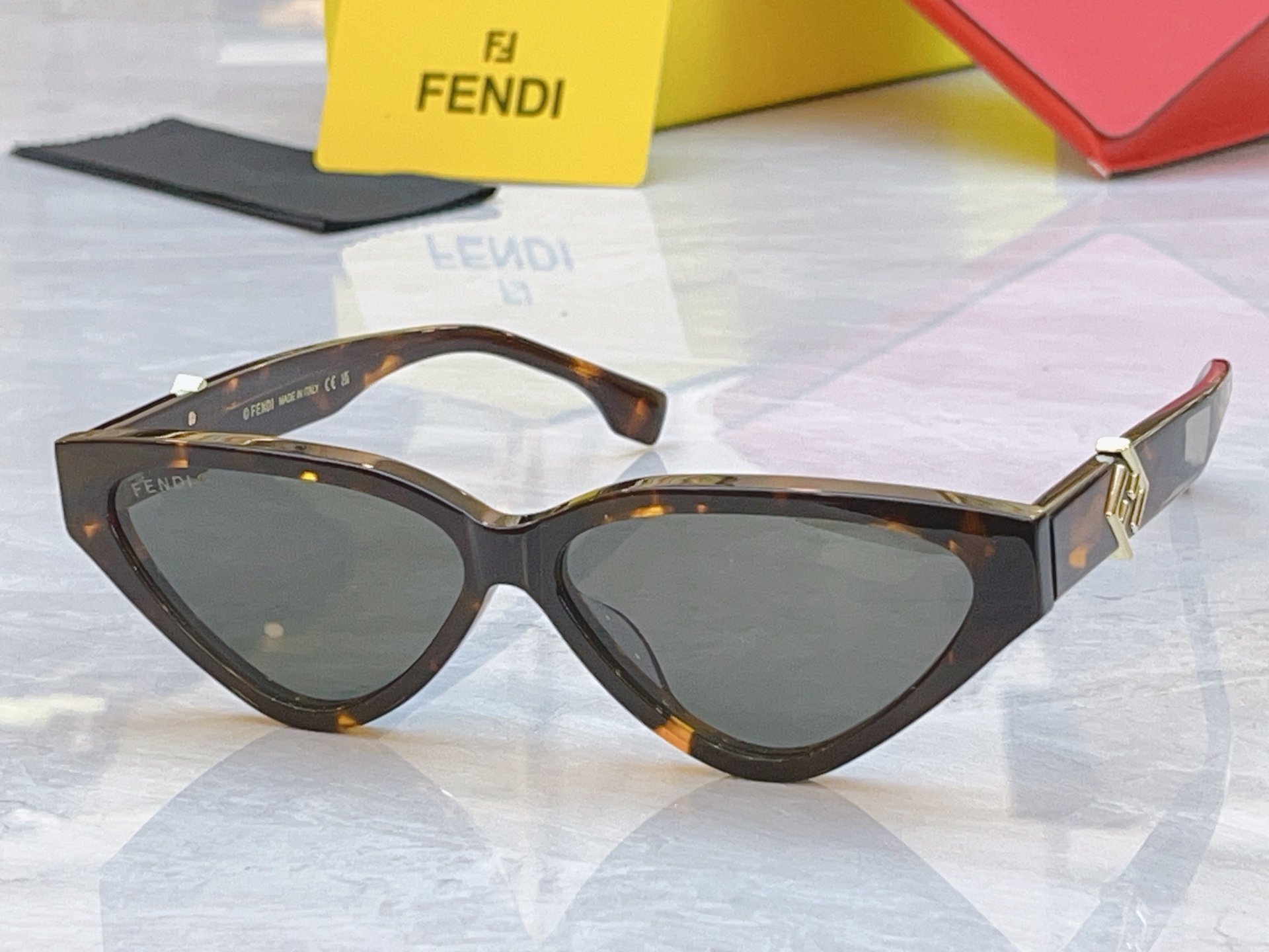 ，【FEN*】芬*迪新款太阳镜🕶️，MODEL：FE40184I，SIZE：57口12-145