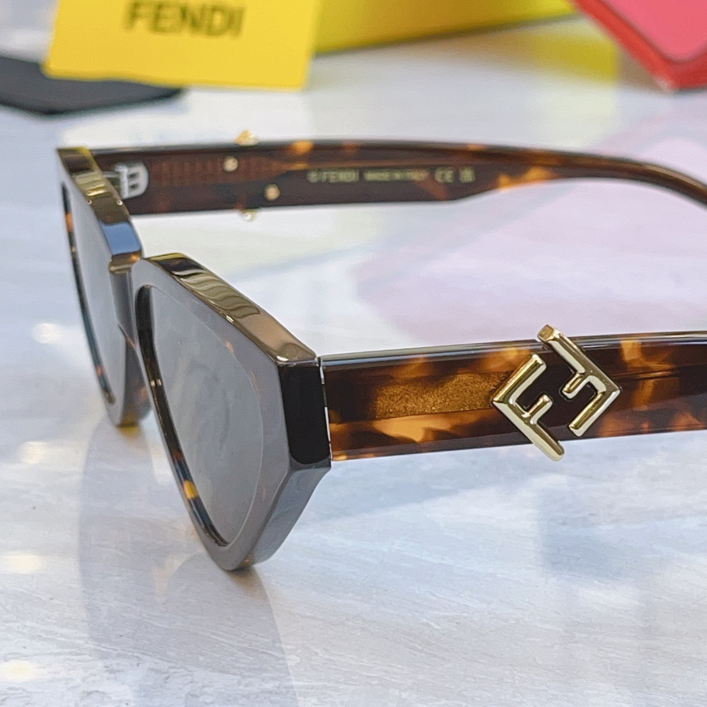 ，【FEN*】芬*迪新款太阳镜🕶️，MODEL：FE40184I，SIZE：57口12-145