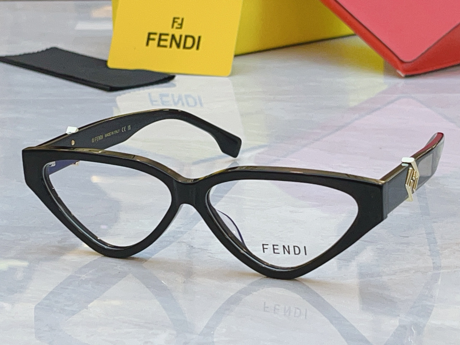 ，【FEN*】芬*迪新款太阳镜🕶️，MODEL：FE40184I，SIZE：57口12-145