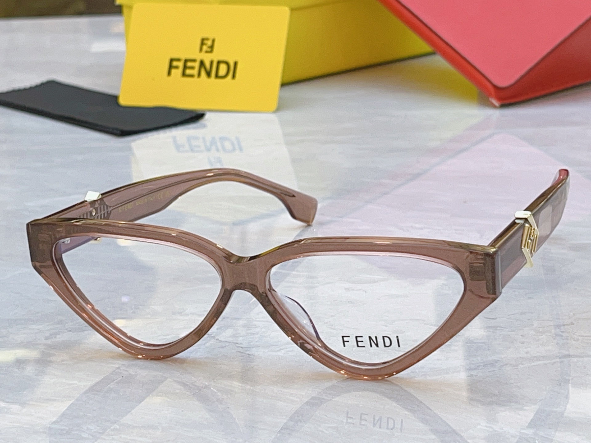 ，【FEN*】芬*迪新款太阳镜🕶️，MODEL：FE40184I，SIZE：57口12-145
