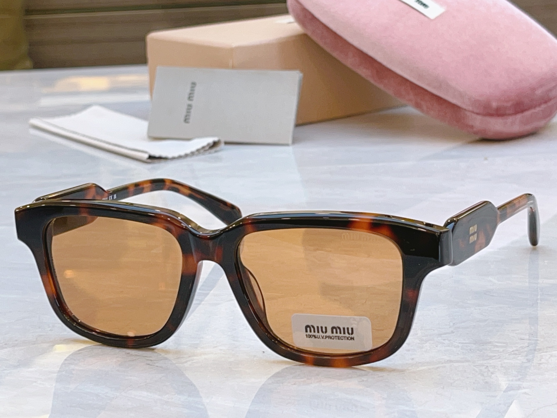 ，【MIUMI*】缪*缪新款太阳镜，Mod: SMU 02ZV，SIZE:52口18-142