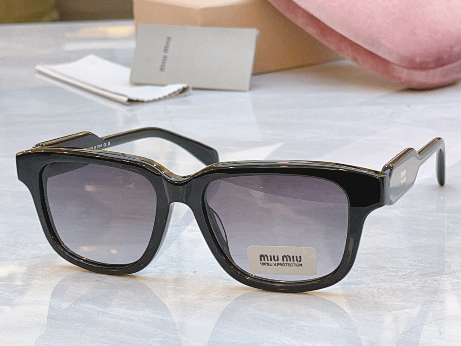 ，【MIUMI*】缪*缪新款太阳镜，Mod: SMU 02ZV，SIZE:52口18-142