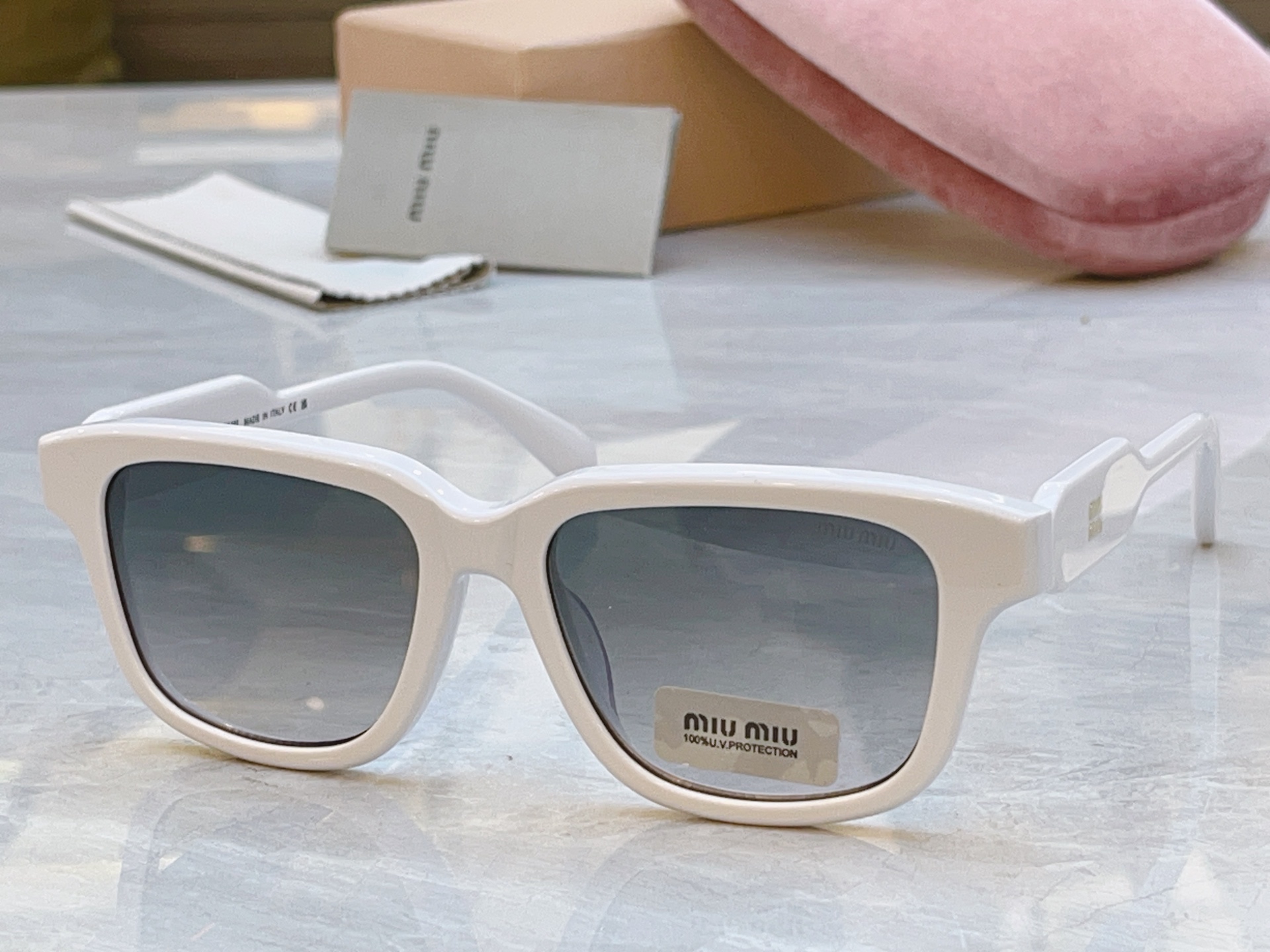 ，【MIUMI*】缪*缪新款太阳镜，Mod: SMU 02ZV，SIZE:52口18-142