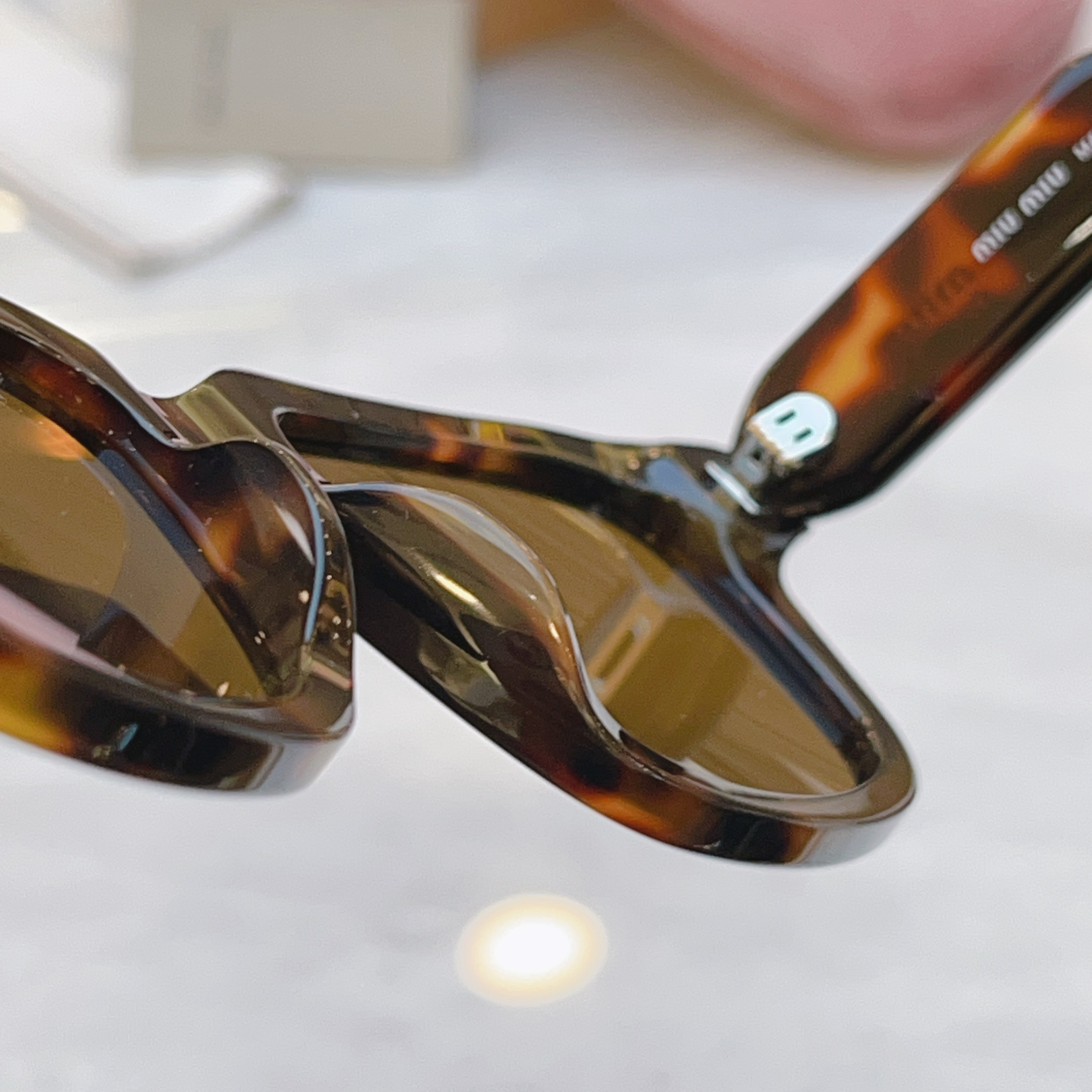 ，【MIUMI*】缪*缪新款太阳镜，Mod: SMU 02ZV，SIZE:52口18-142