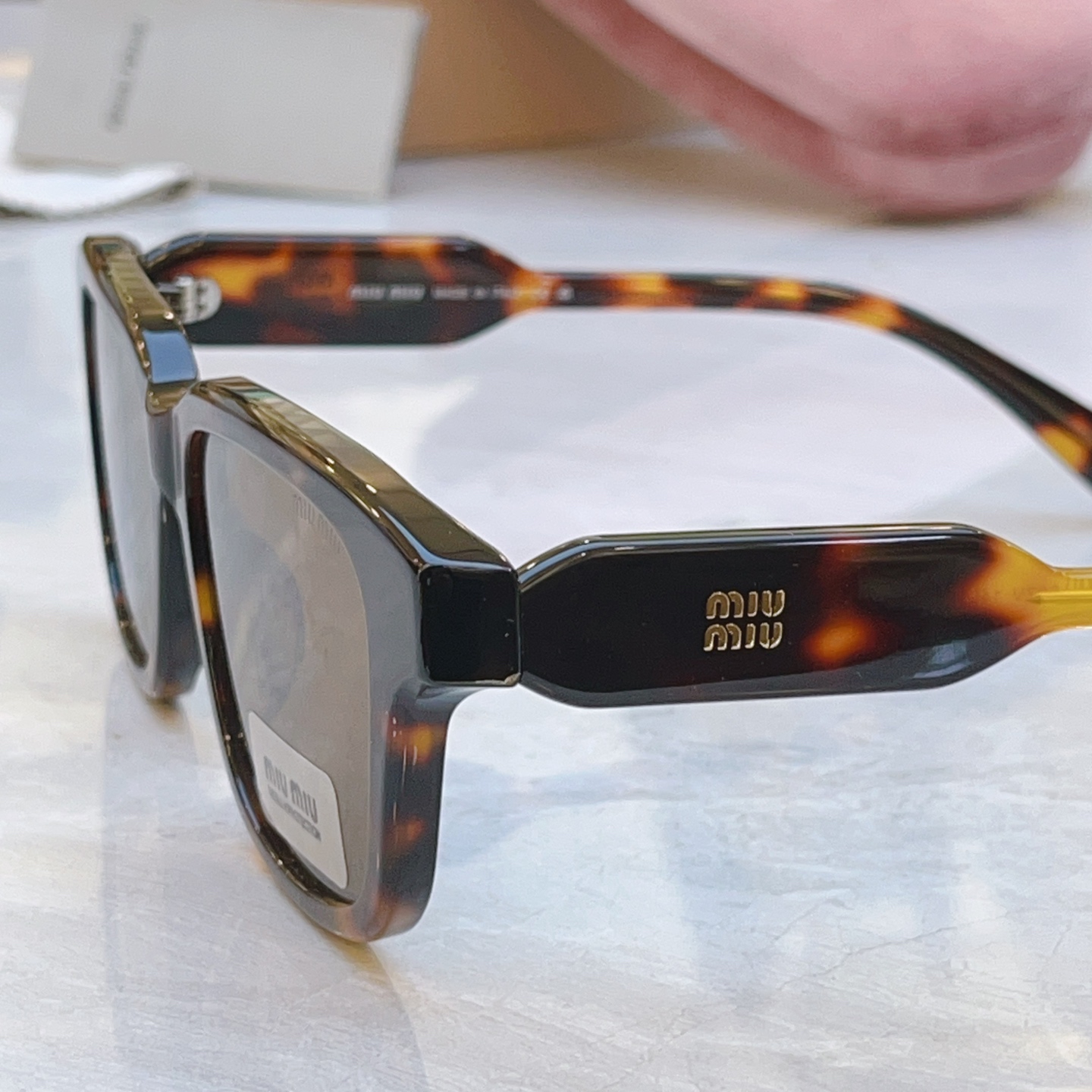 ，【MIUMI*】缪*缪新款太阳镜，Mod: SMU 02ZV，SIZE:52口18-142