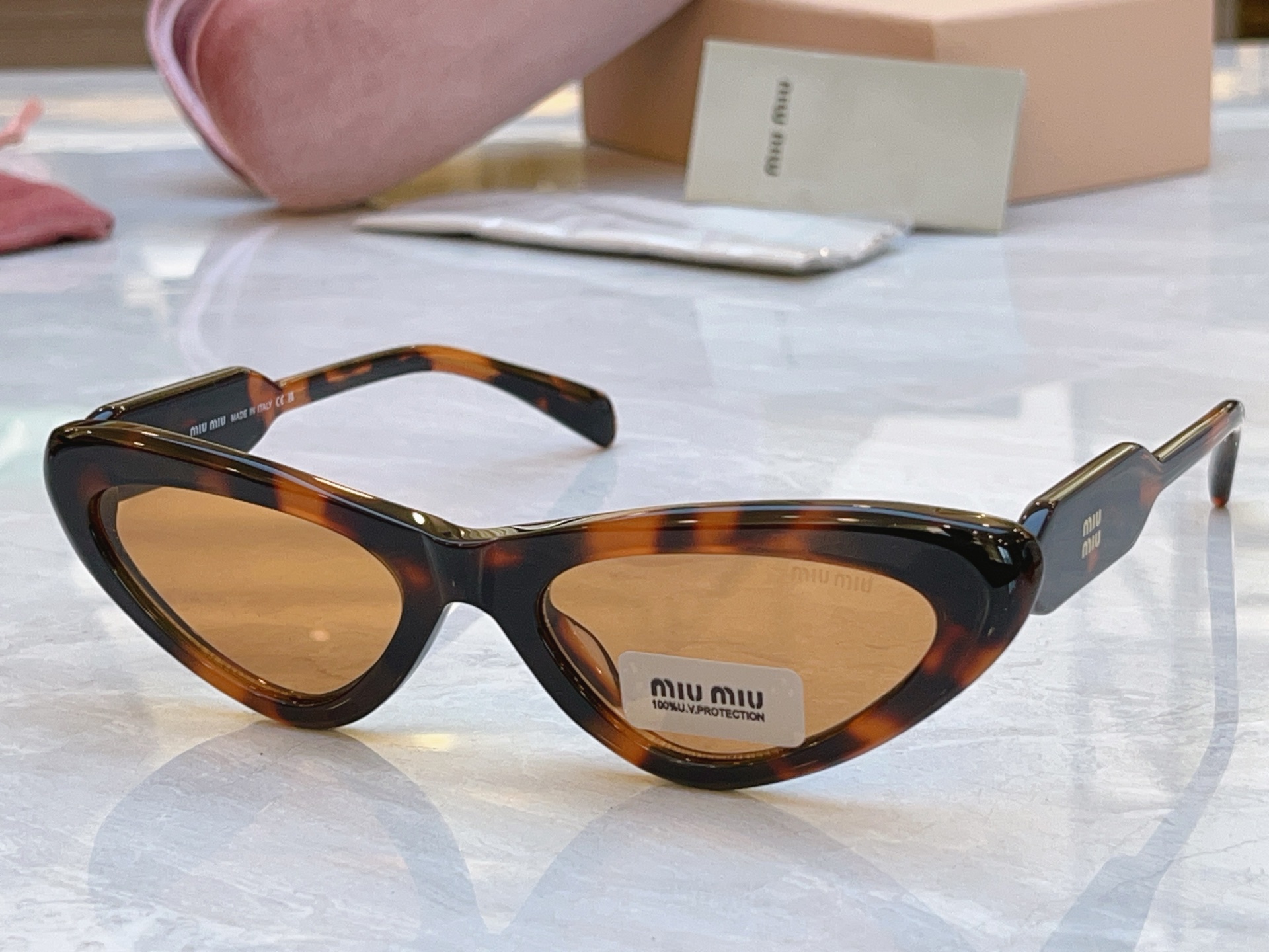 ，【MIUMI*】缪*缪新款太阳镜，Mod: SMUB11S，SIZE:53口20-142