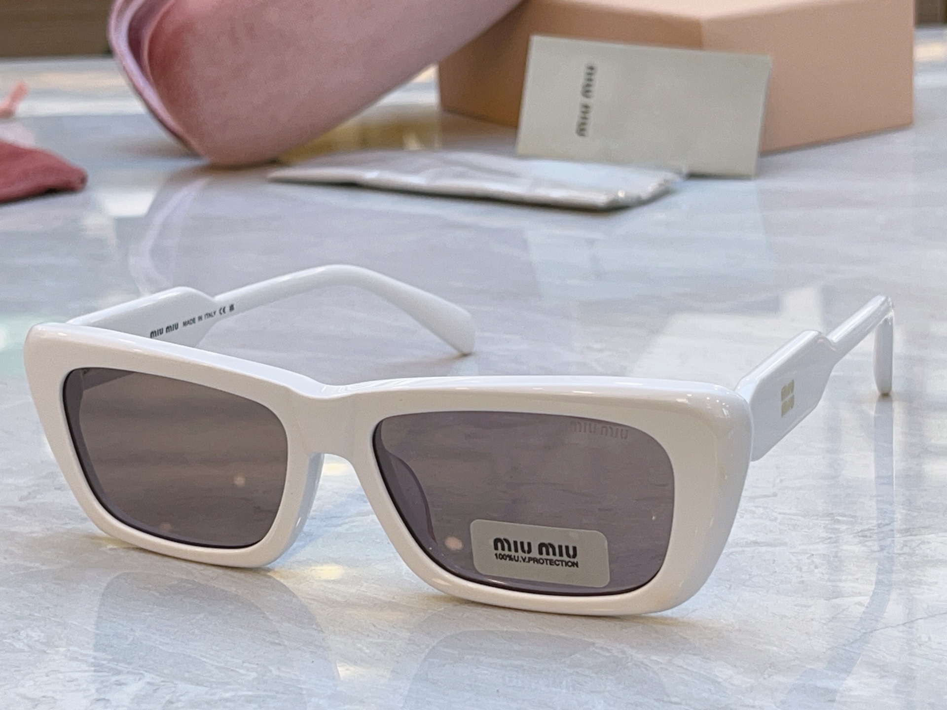 ，【MIUMI*】缪*缪新款太阳镜，Mod: SMUB12S，SIZE:55口17-142