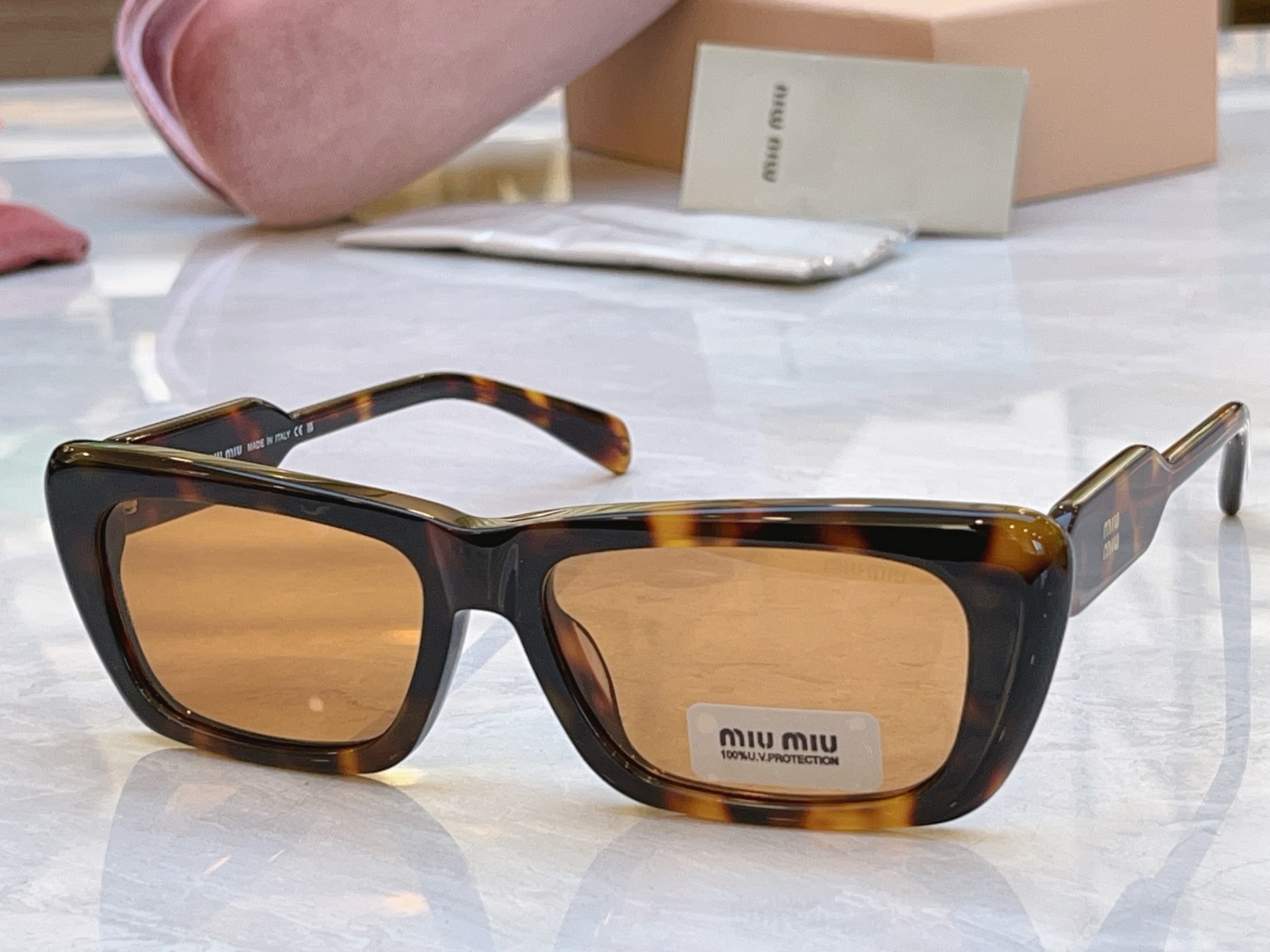 ，【MIUMI*】缪*缪新款太阳镜，Mod: SMUB12S，SIZE:55口17-142