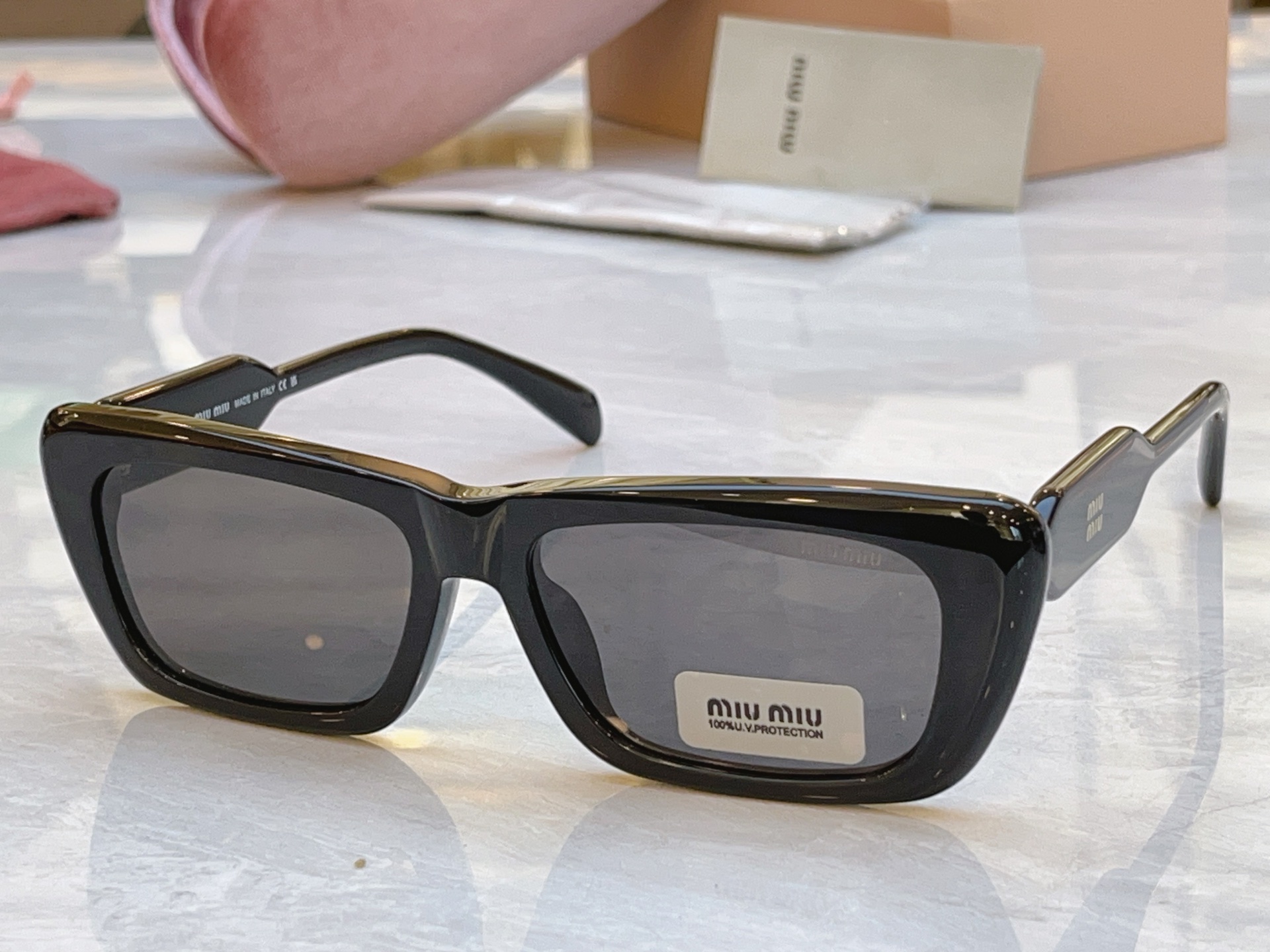 ，【MIUMI*】缪*缪新款太阳镜，Mod: SMUB12S，SIZE:55口17-142