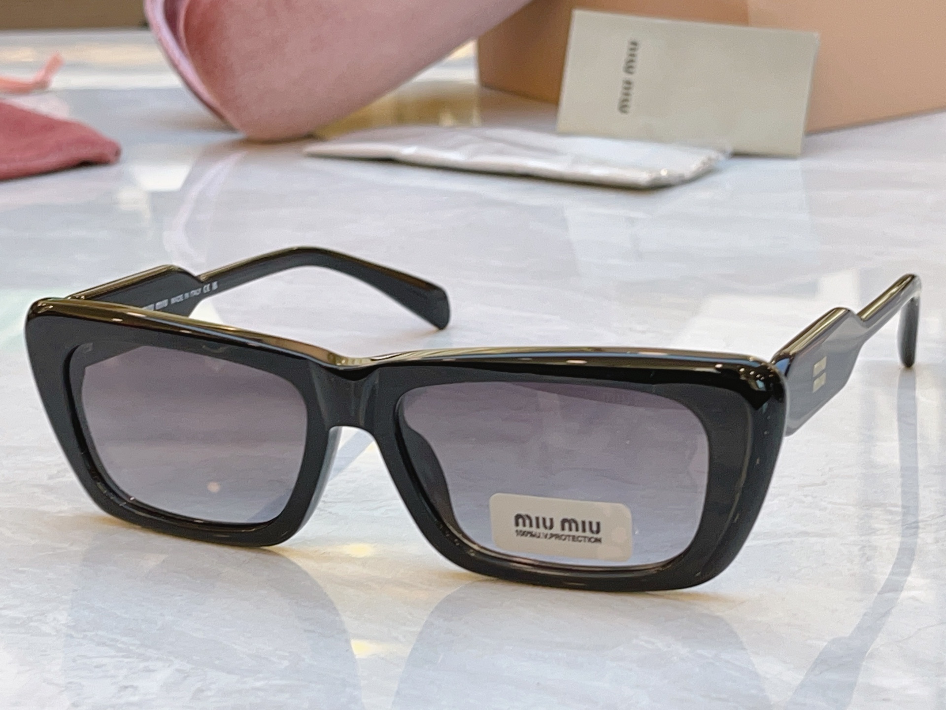 ，【MIUMI*】缪*缪新款太阳镜，Mod: SMUB12S，SIZE:55口17-142
