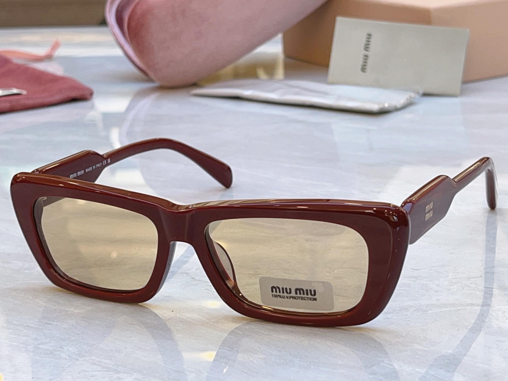 ，【MIUMI*】缪*缪新款太阳镜，Mod: SMUB12S，SIZE:55口17-142