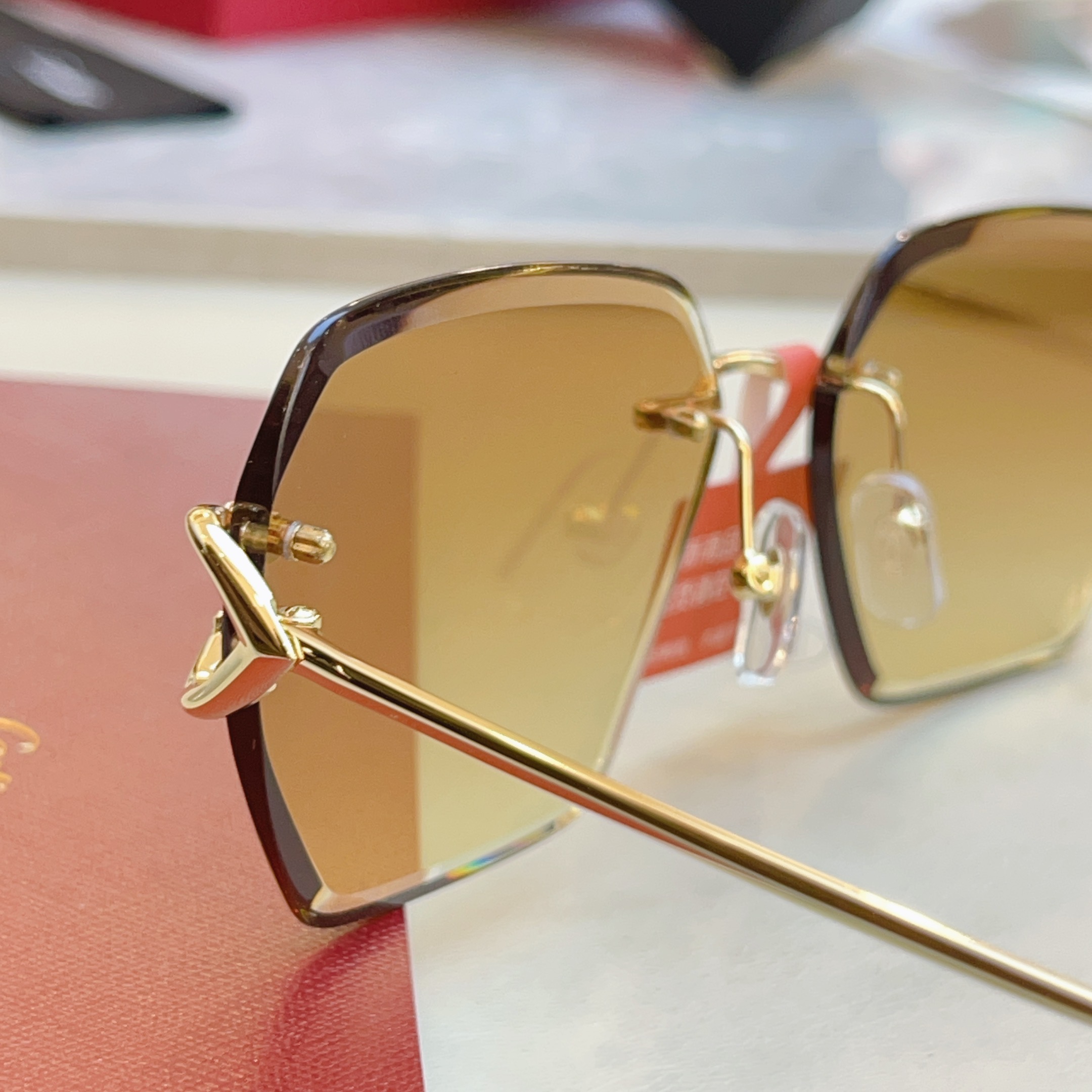 高版本✨，【CARTIE*】卡地*亚新款太阳镜，18K金电镀 镜片蔡司logo✨， MODEL:CT04