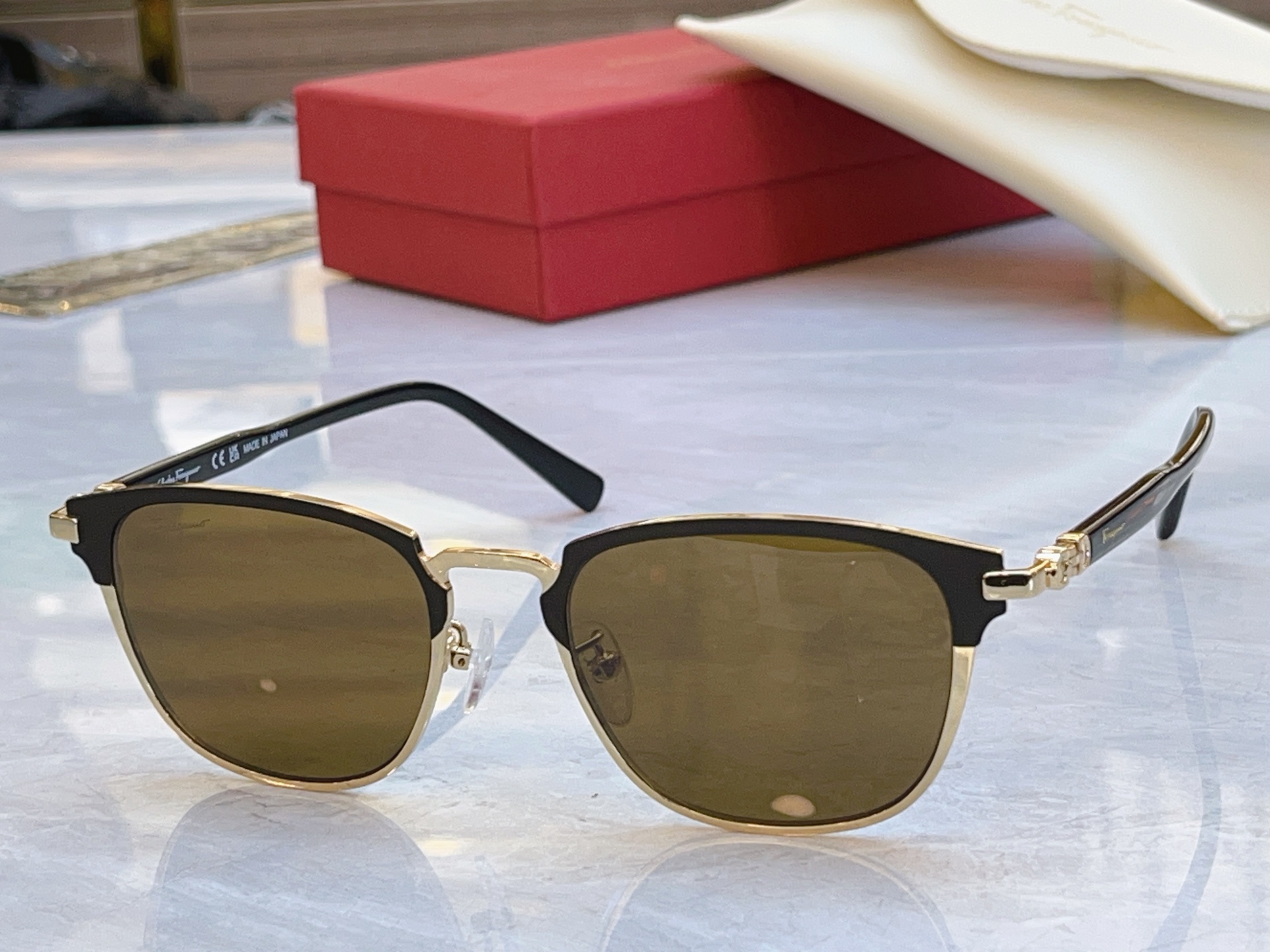 ，【Salvatore ferragam*】 菲拉*格慕 新款太阳镜，MODEL：SF2547A，SIZ