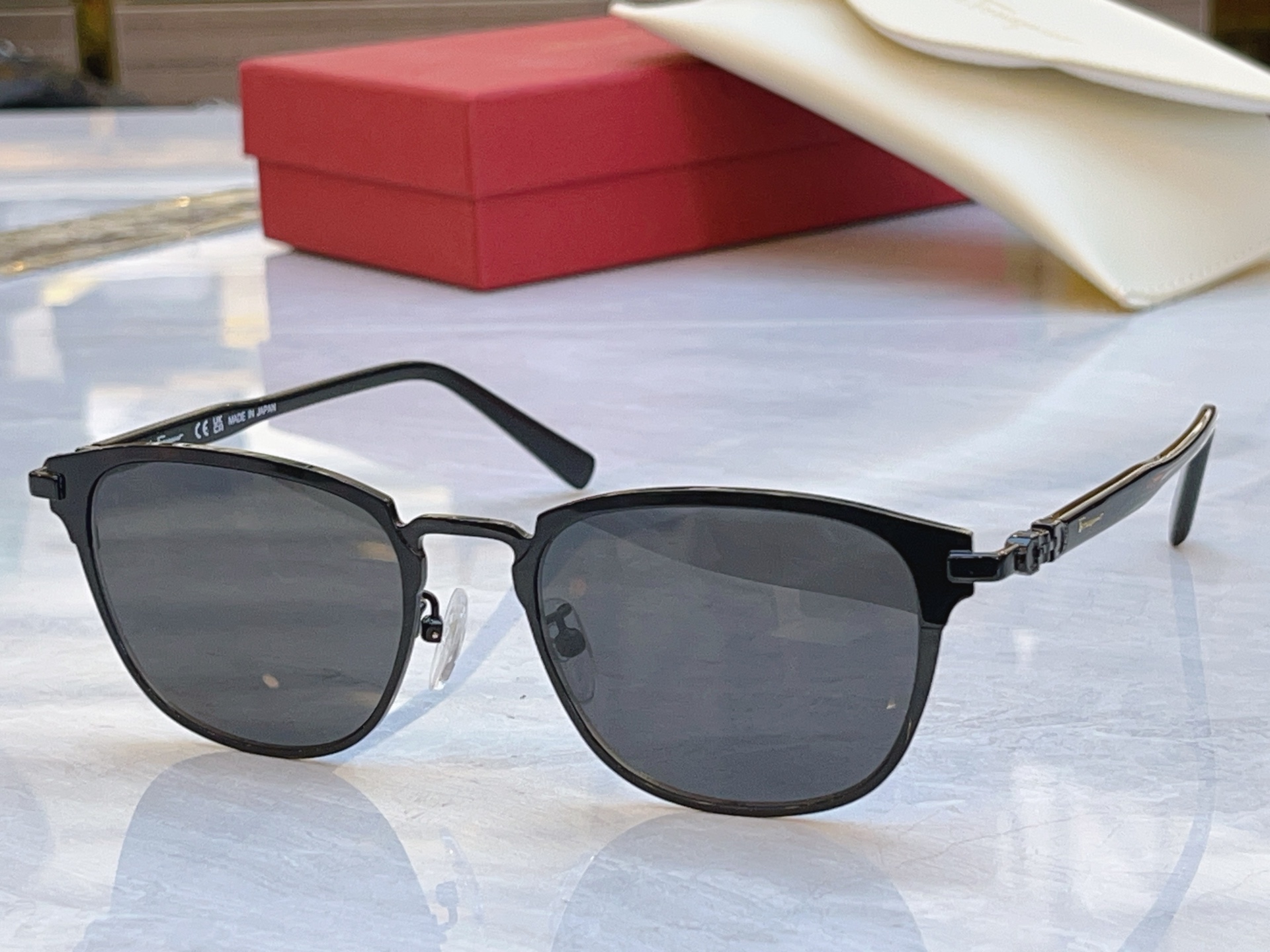 ，【Salvatore ferragam*】 菲拉*格慕 新款太阳镜，MODEL：SF2547A，SIZ