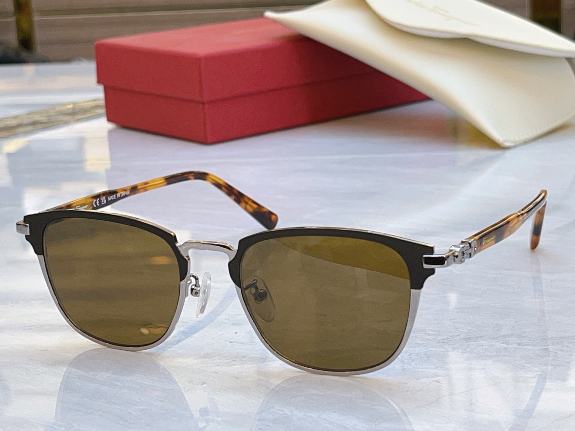 ，【Salvatore ferragam*】 菲拉*格慕 新款太阳镜，MODEL：SF2547A，SIZ