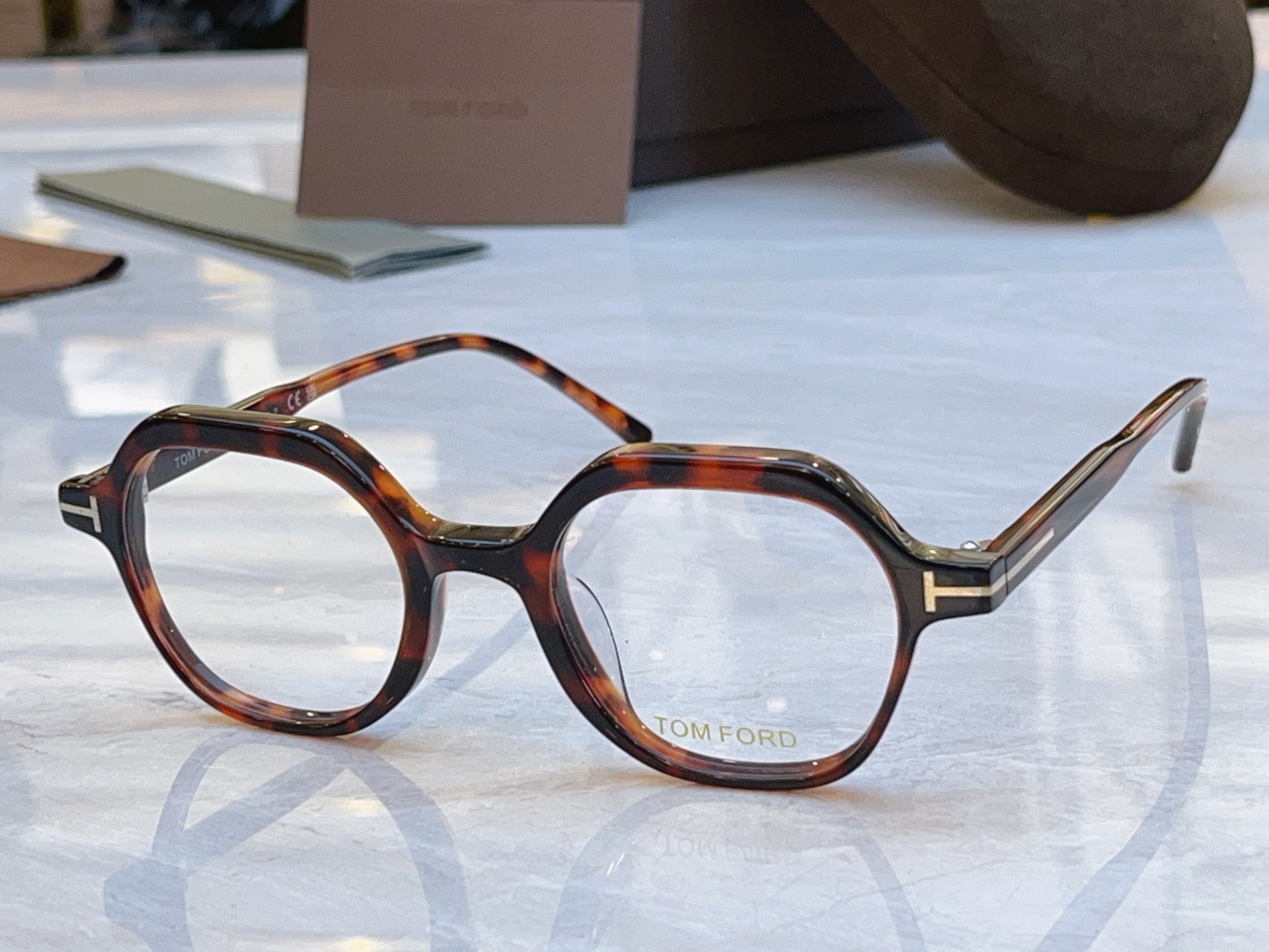 ，【TOM FOR*】汤姆*福特新款太阳镜，MODEL：TF5900-B，SIZE：46口20-146