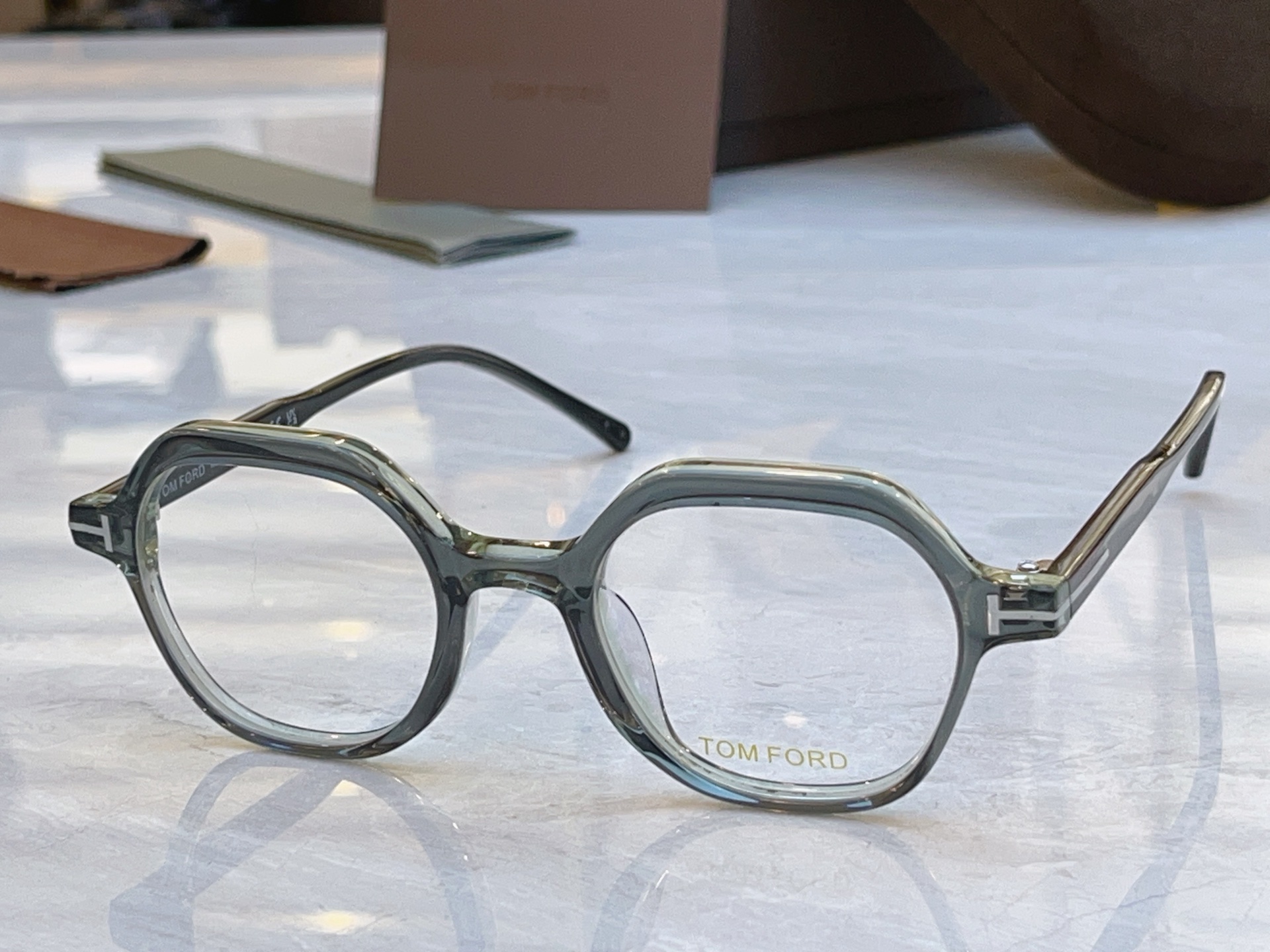 ，【TOM FOR*】汤姆*福特新款太阳镜，MODEL：TF5900-B，SIZE：46口20-146