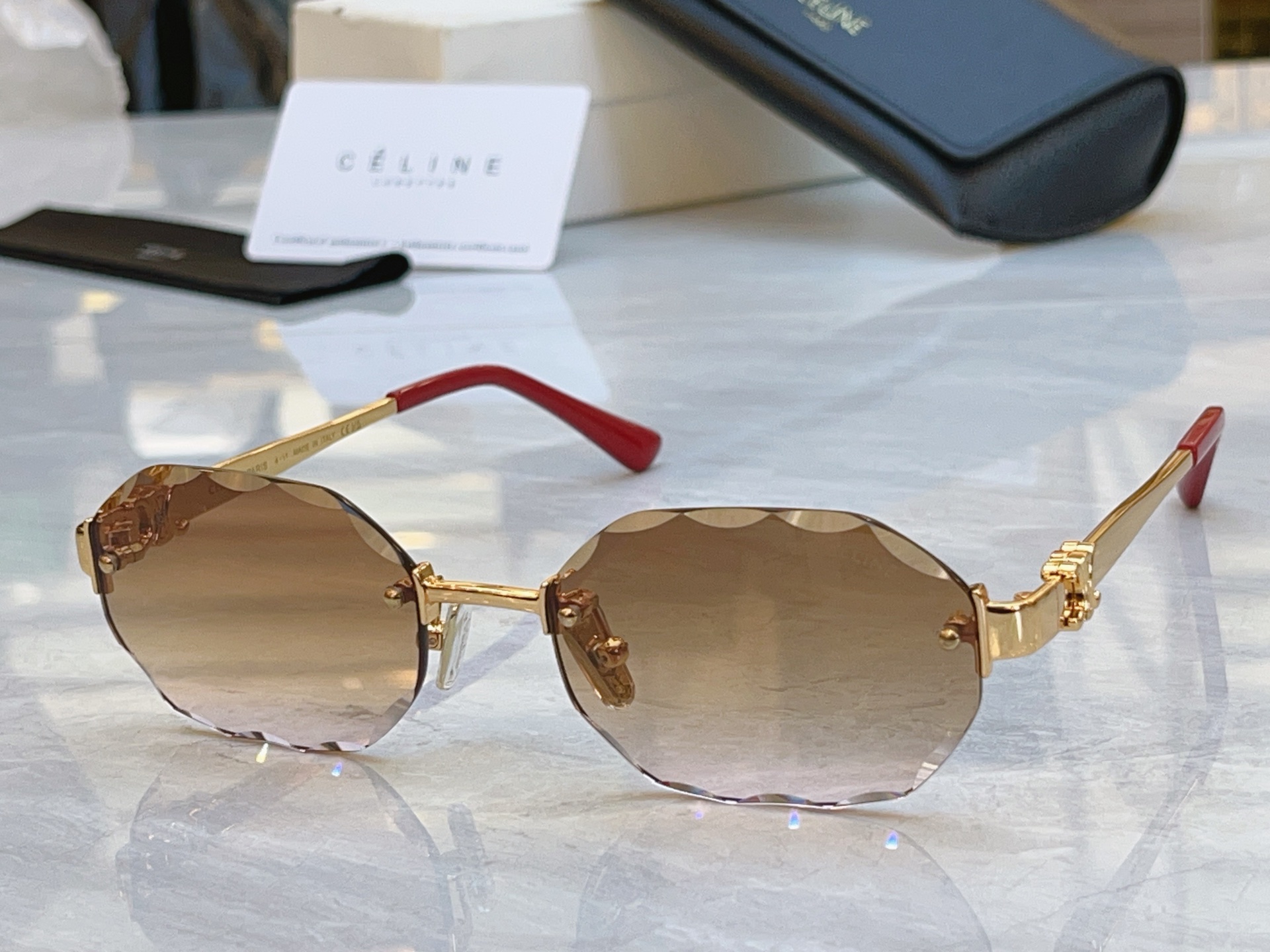 ，【CELIN*】赛*琳新款太阳镜， MODEL:CL42141U，SIZE: 56口18-143