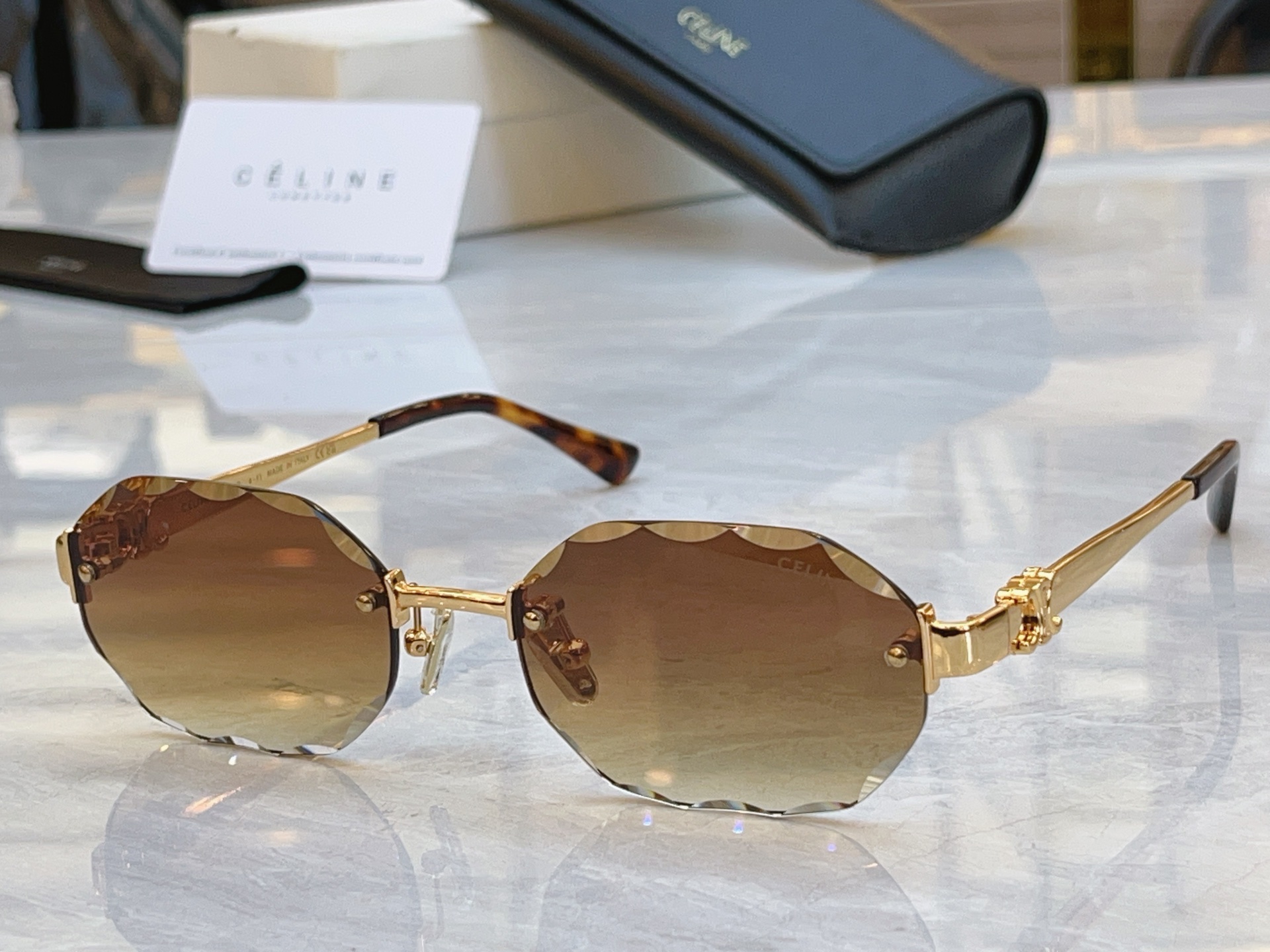 ，【CELIN*】赛*琳新款太阳镜， MODEL:CL42141U，SIZE: 56口18-143