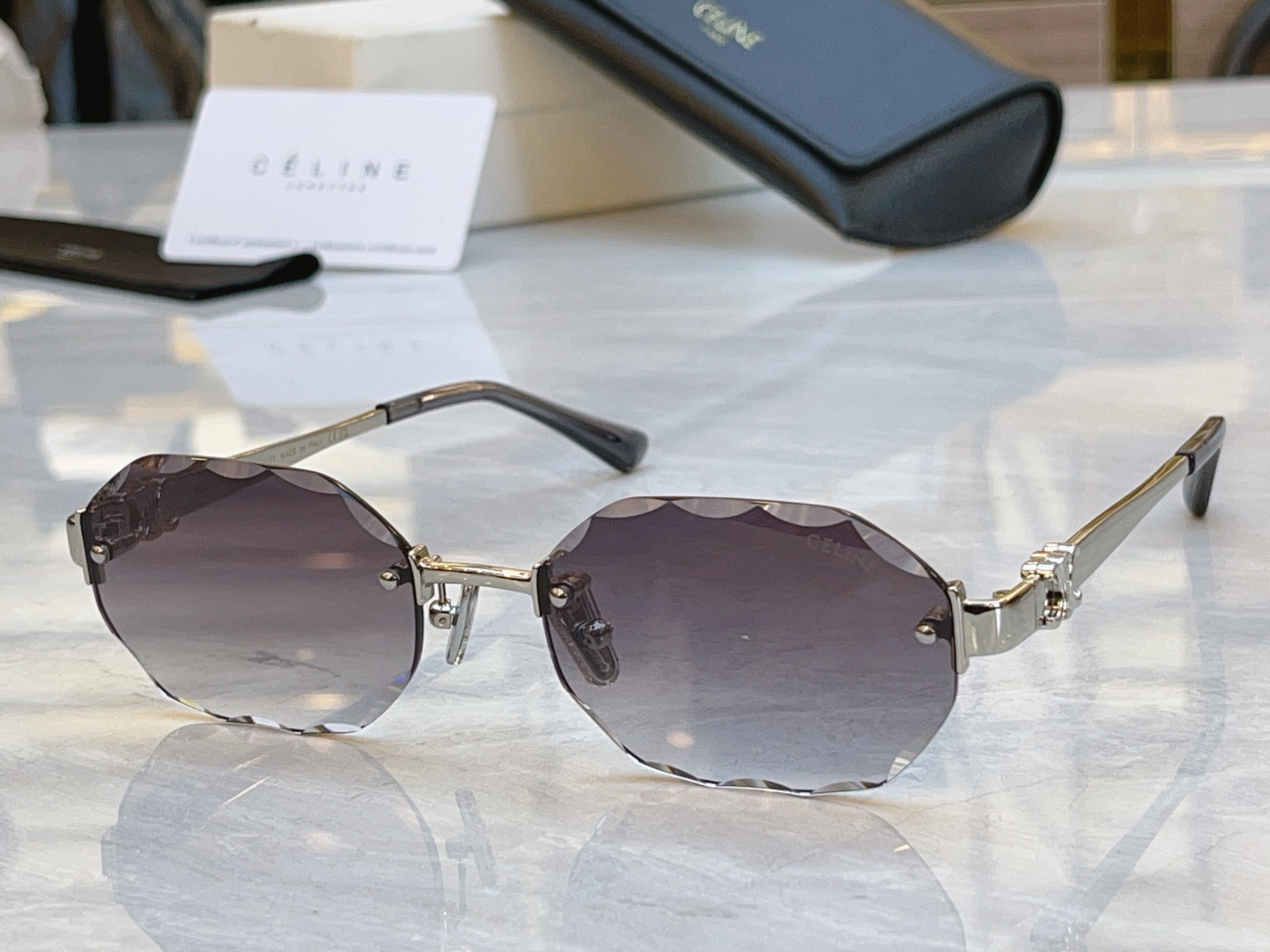 ，【CELIN*】赛*琳新款太阳镜， MODEL:CL42141U，SIZE: 56口18-143