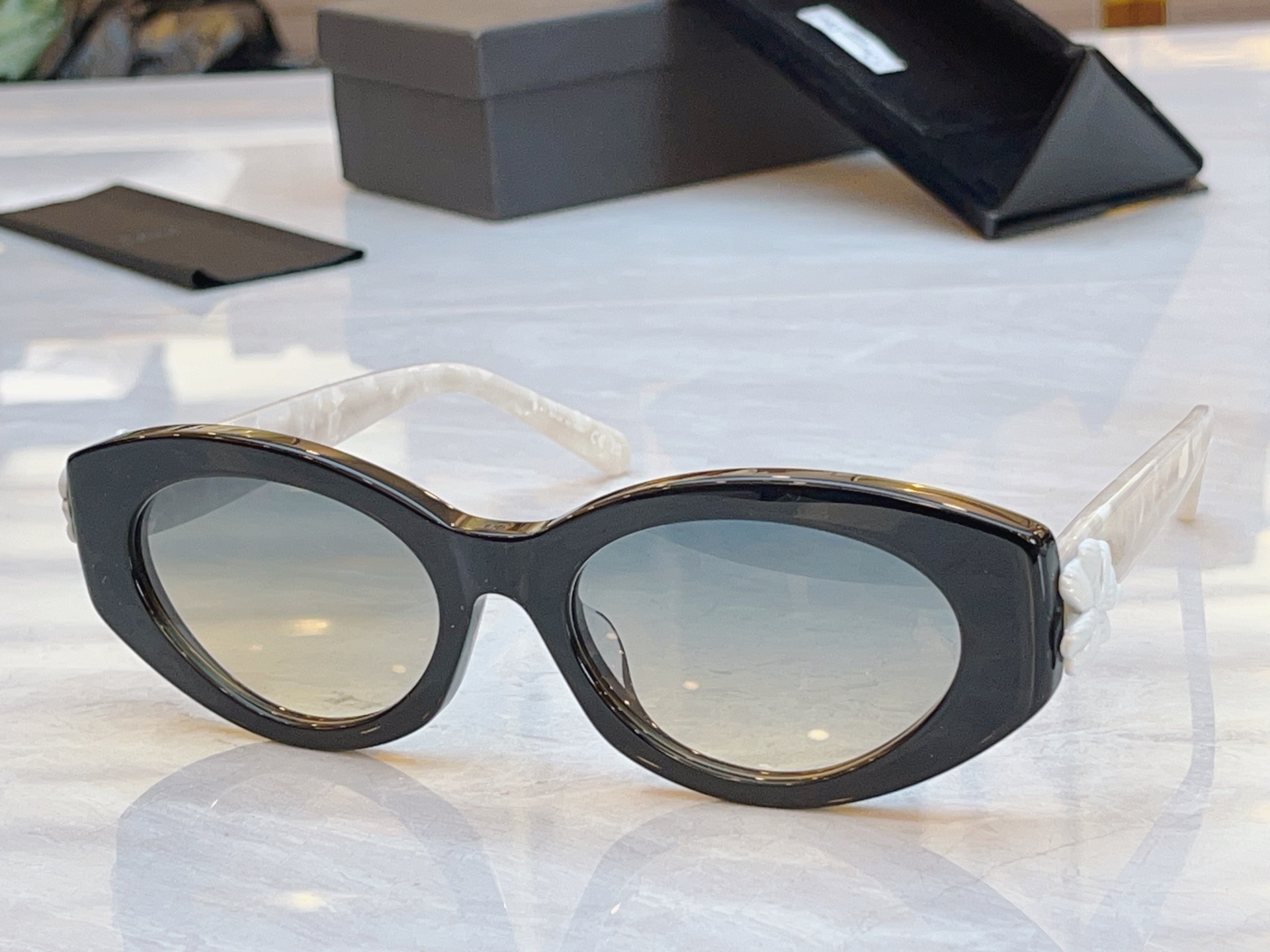 ，【DIO* 】迪*奥新款太阳镜，MODEL：Clover B1F，SIZE：54口19-140