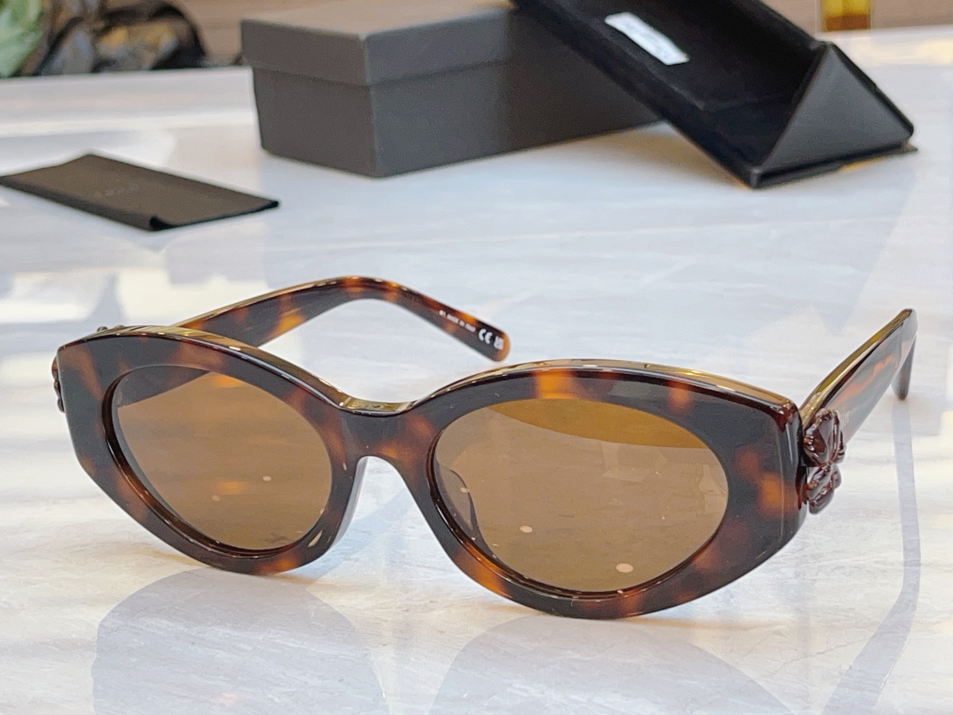 ，【DIO* 】迪*奥新款太阳镜，MODEL：Clover B1F，SIZE：54口19-140