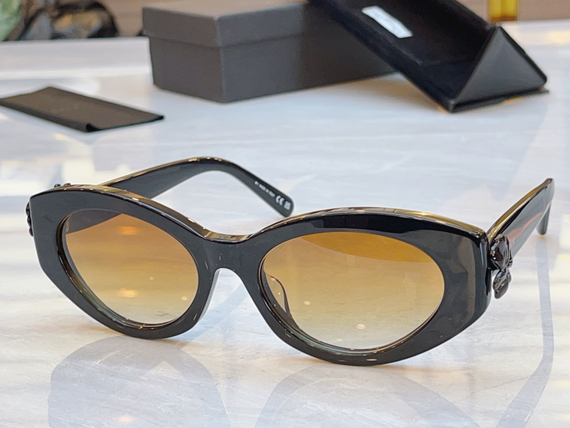 ，【DIO* 】迪*奥新款太阳镜，MODEL：Clover B1F，SIZE：54口19-140