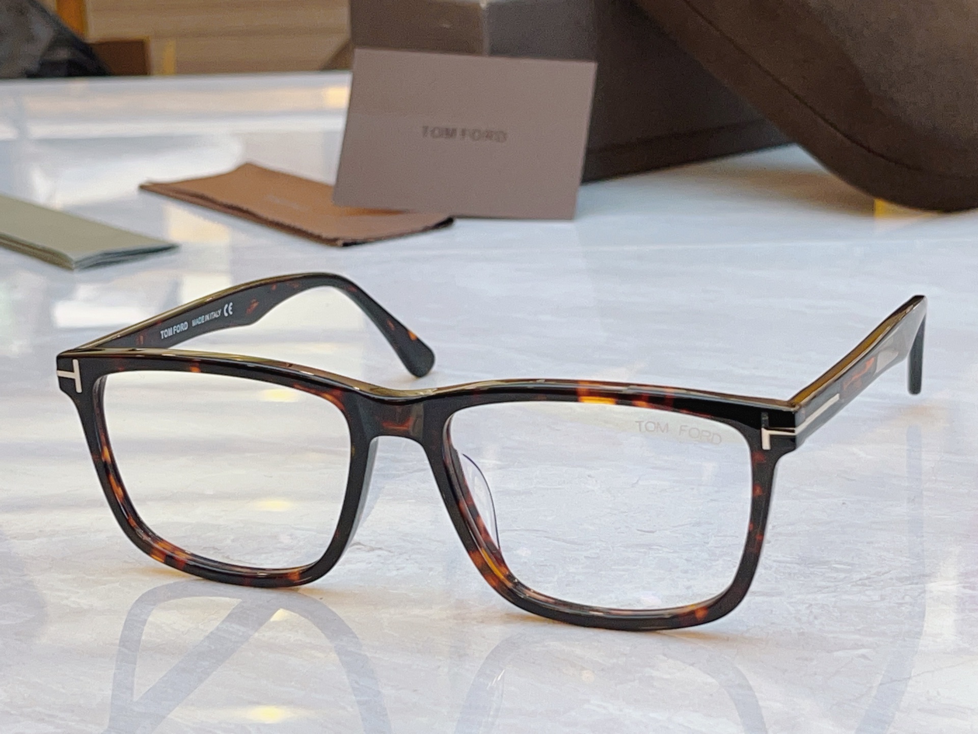 ，【TOM FOR*】汤姆*福特新款眼镜架，MODEL：TF5979，SIZE：54口19-145