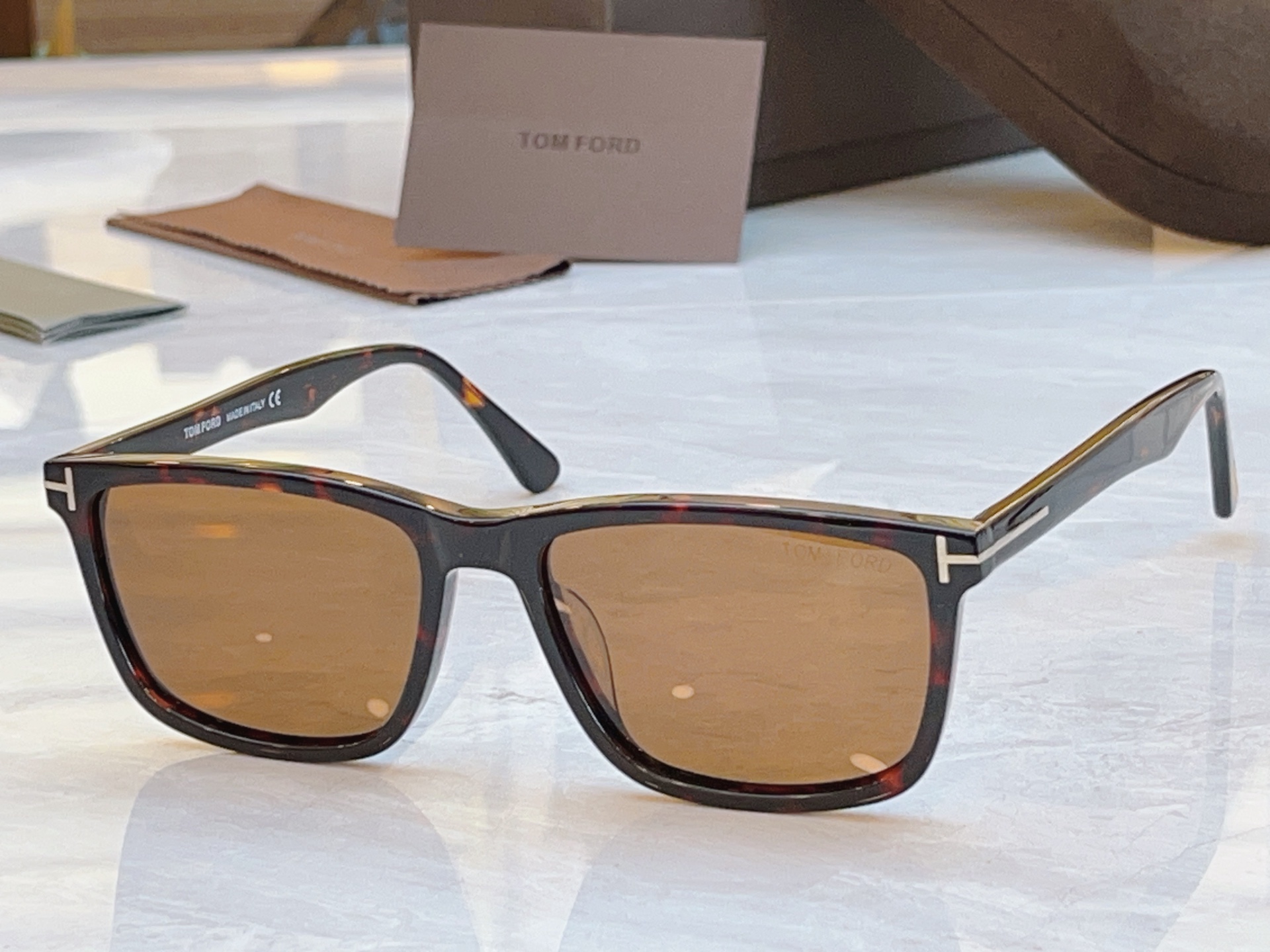 ，【TOM FOR*】汤姆*福特新款太阳镜，MODEL：TF5979，SIZE：54口19-145