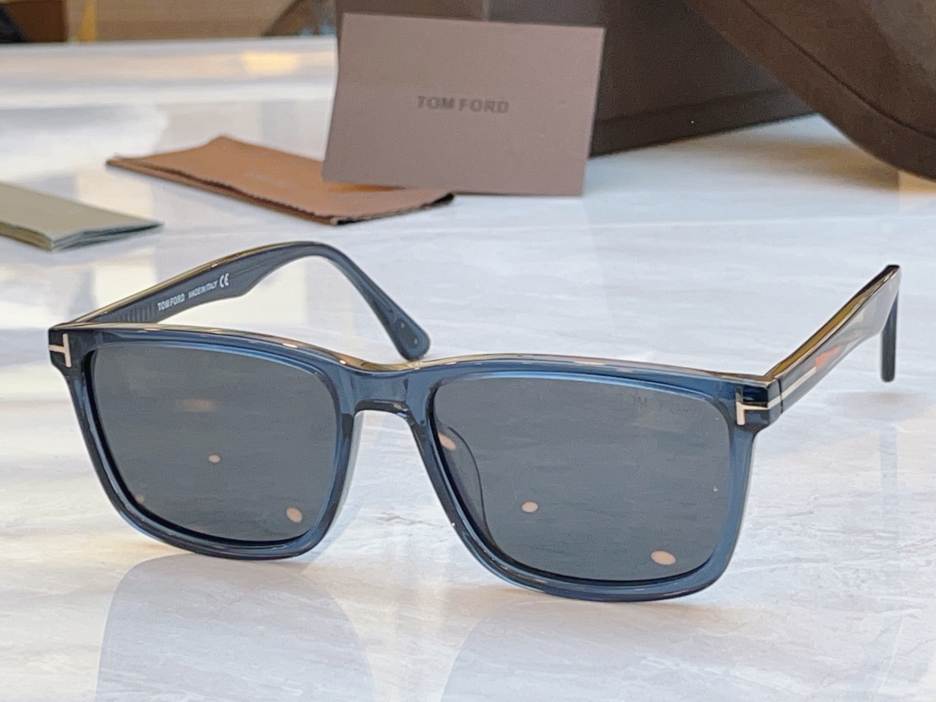 ，【TOM FOR*】汤姆*福特新款太阳镜，MODEL：TF5979，SIZE：54口19-145