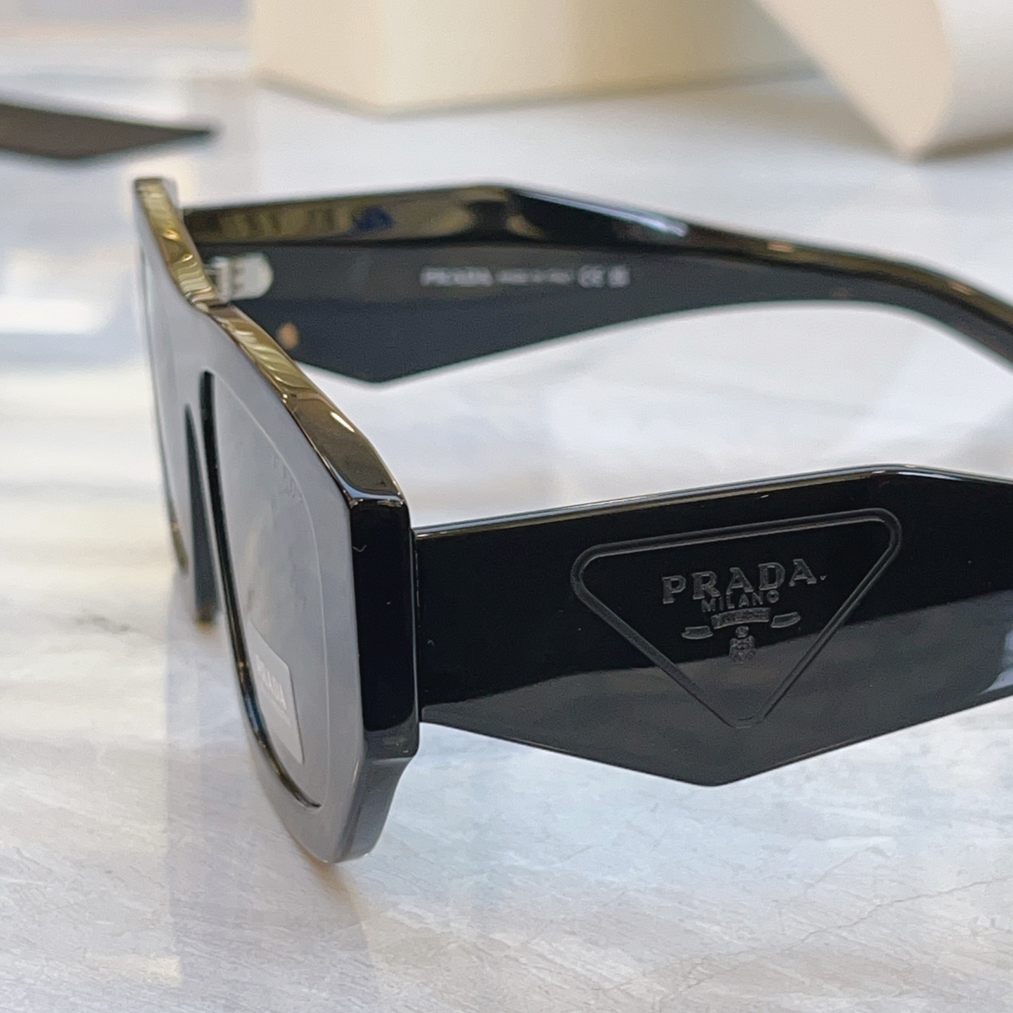 ，【PRAD*】普拉*达新款太阳镜🕶️，MODEL：SPR D04SU，SIZE：53口20-145