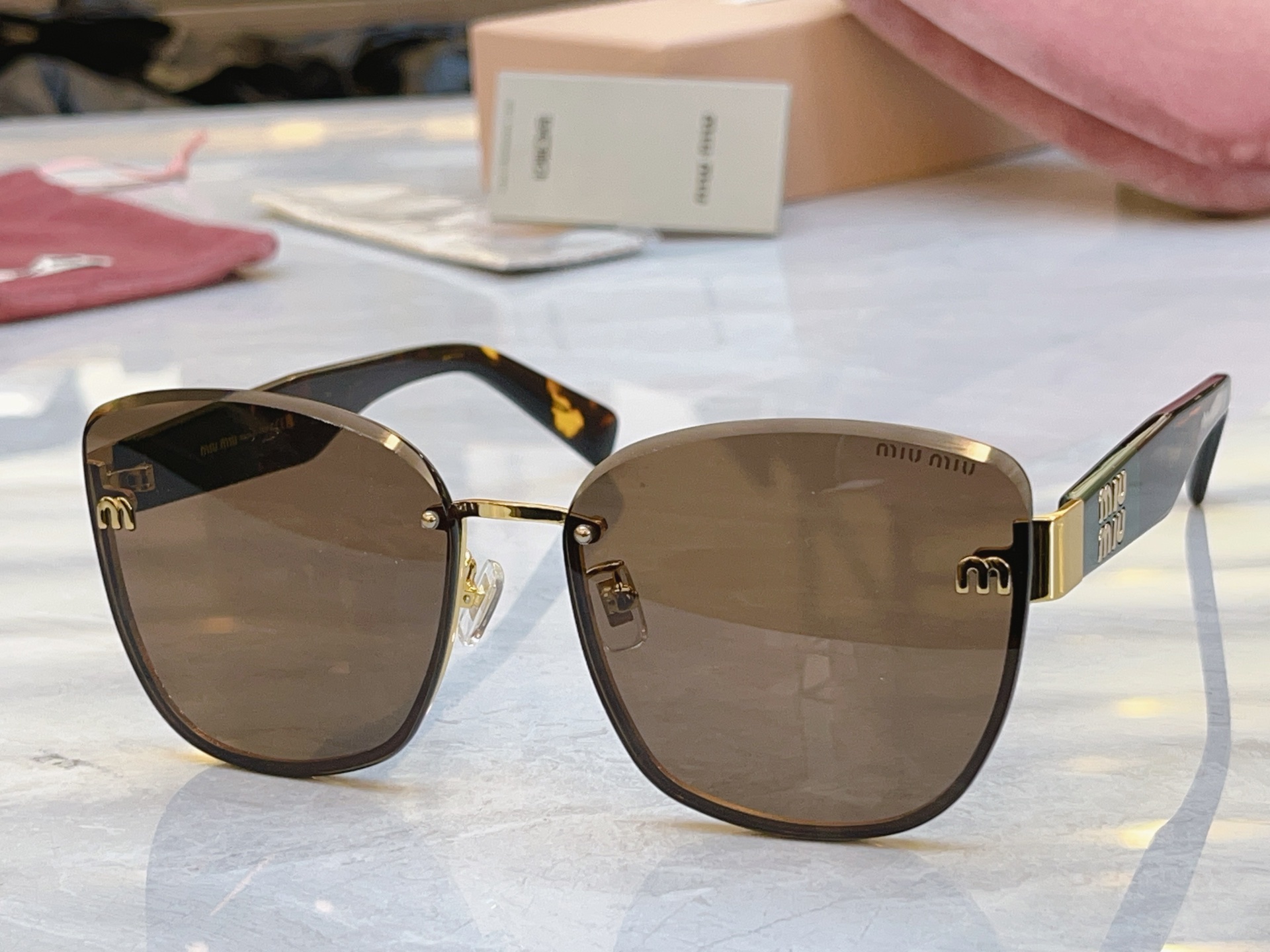 ，【MIUMI*】缪*缪新款太阳镜，Mod: MU 59ZS，SIZE:61口16-145