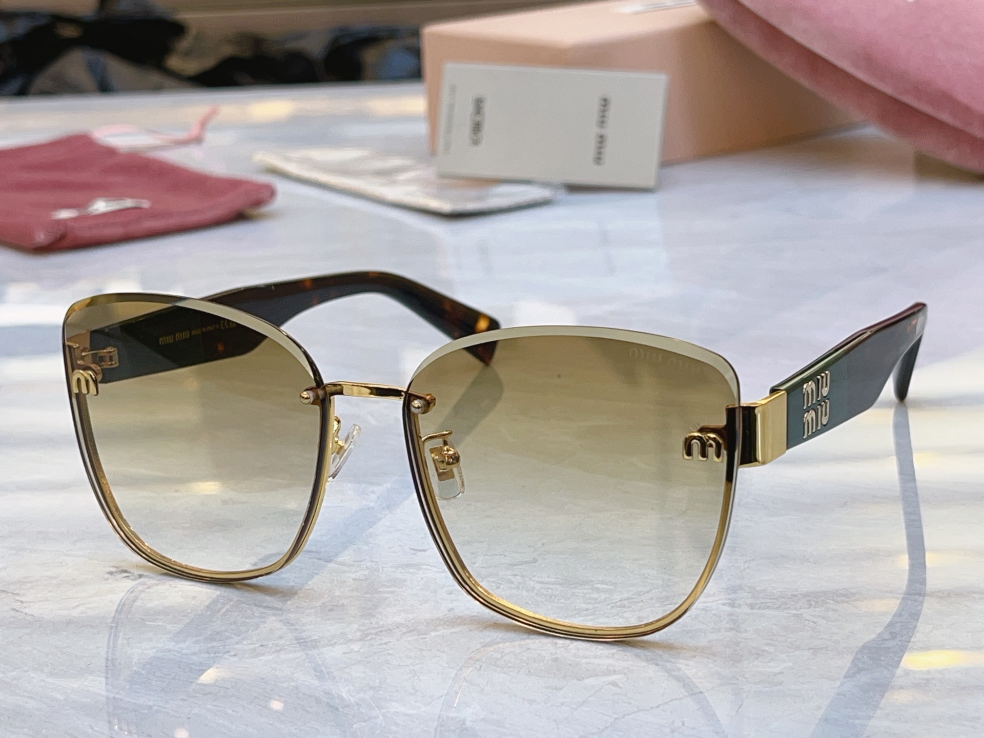 ，【MIUMI*】缪*缪新款太阳镜，Mod: MU 59ZS，SIZE:61口16-145
