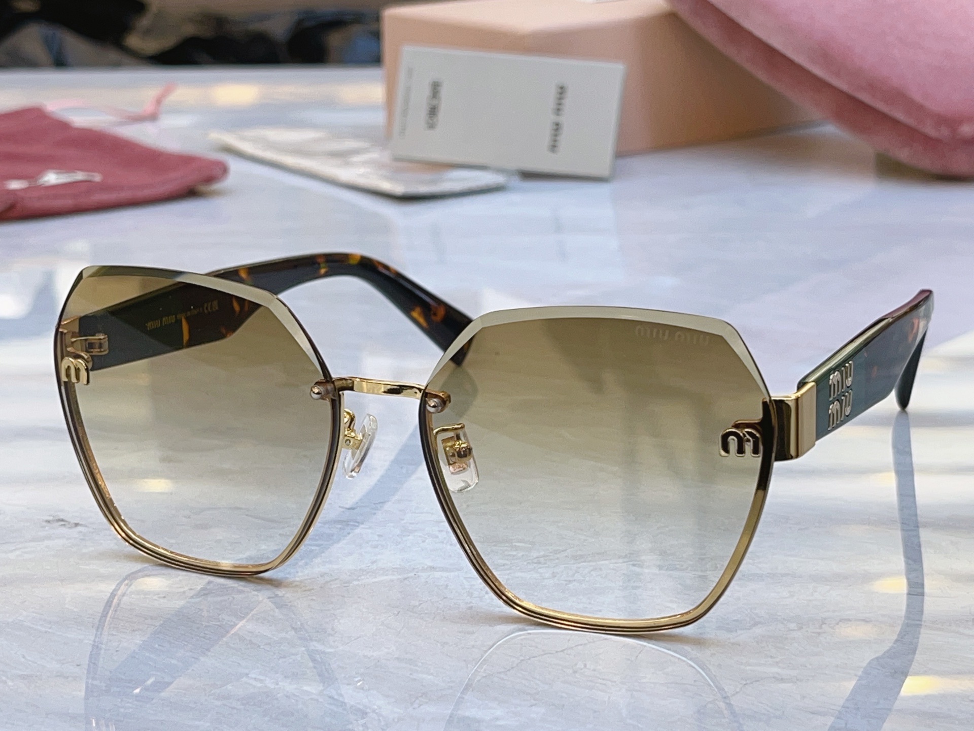 ，【MIUMI*】缪*缪新款太阳镜，Mod: MU 58ZS，SIZE:62口16-145