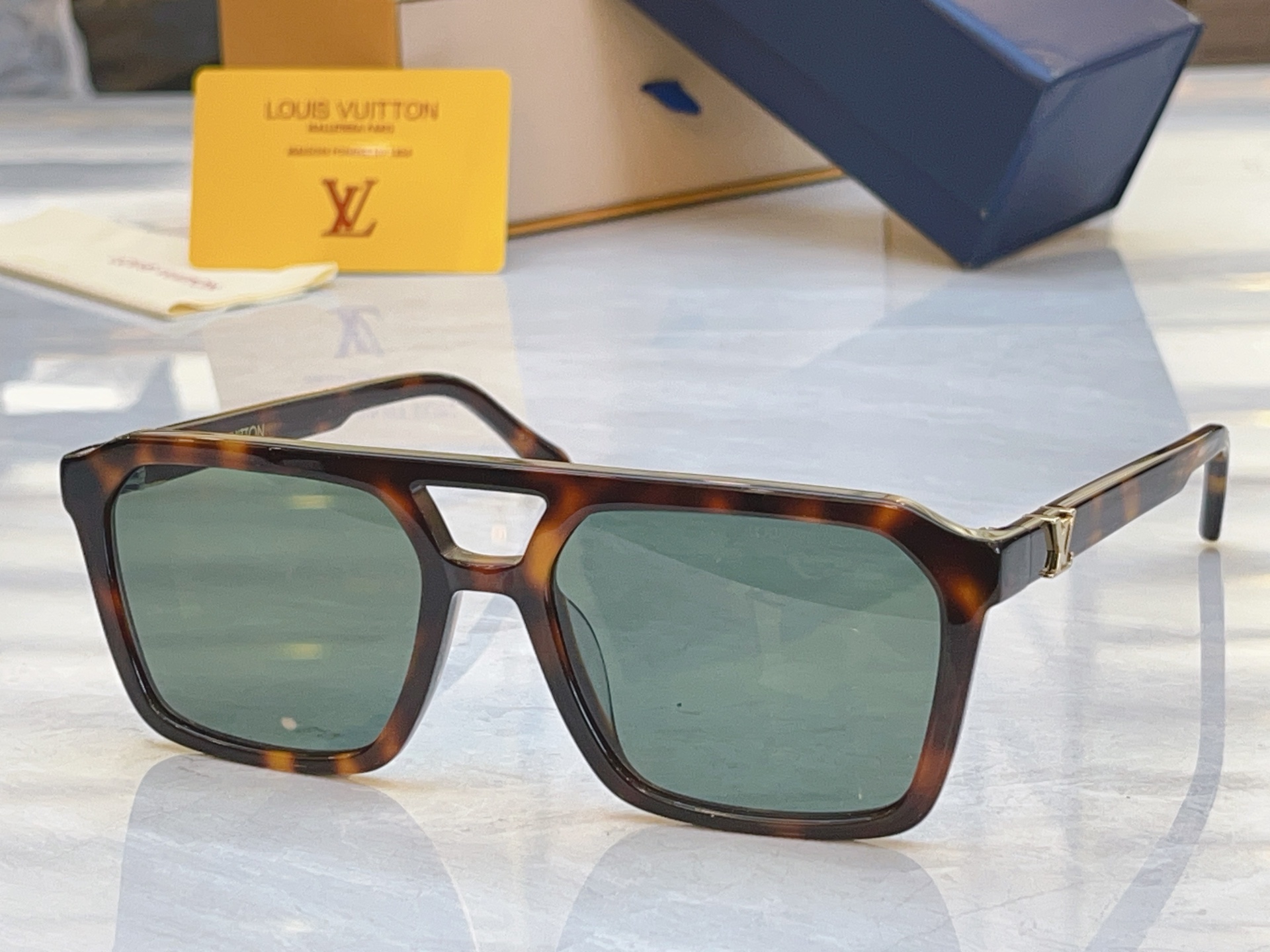 ，【LOUIS VUITTO*】路易*威登新款太阳镜，MODEL：Z3095U，SIZE：56口18-1