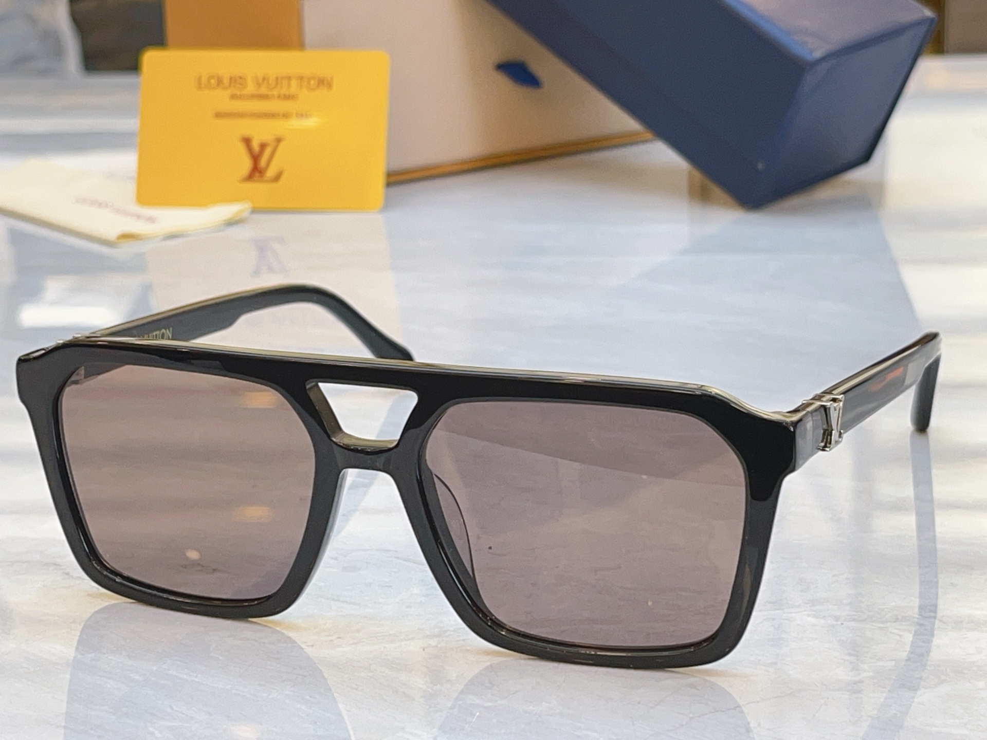 ，【LOUIS VUITTO*】路易*威登新款太阳镜，MODEL：Z3095U，SIZE：56口18-1