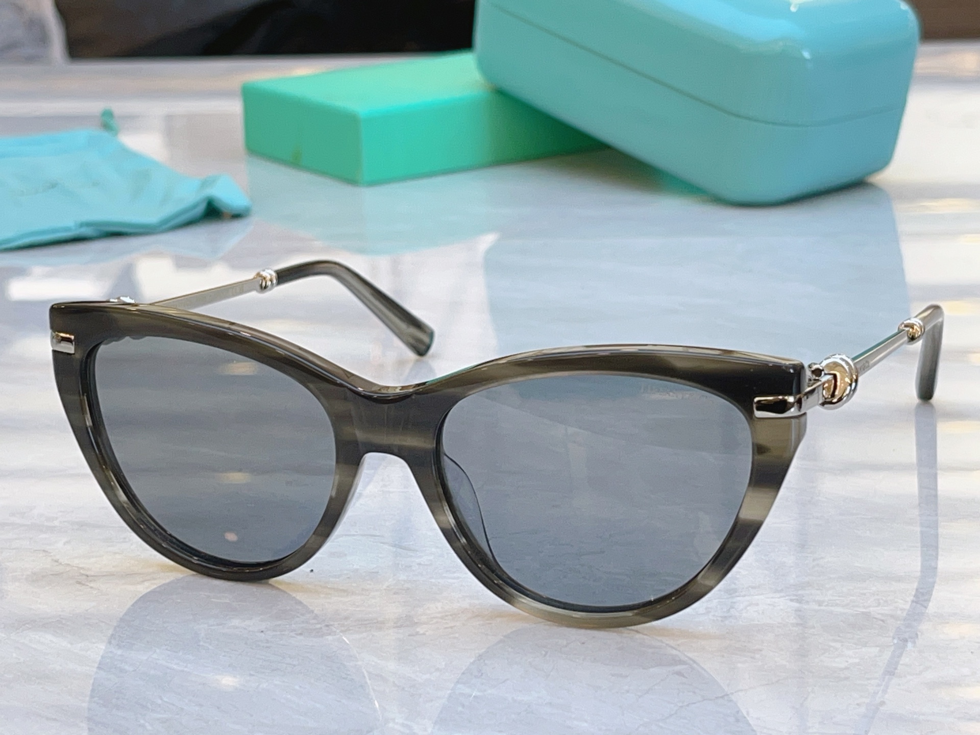 ，【Tiffany & Co.】蒂芙*尼新款太阳镜，Mod：TF4253，Size：56口18-145