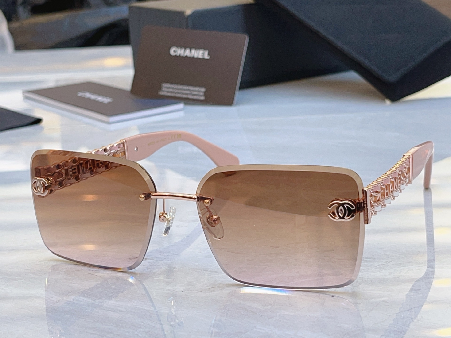 ，【CHANE*】香奈*儿新款太阳镜🕶️，MODEL：CH1902，SIZE：63口17-145