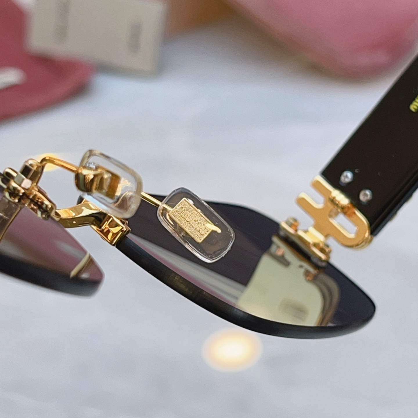 ，【MIUMI*】缪*缪新款太阳镜，Mod: MU 168AV，SIZE:62口19-140