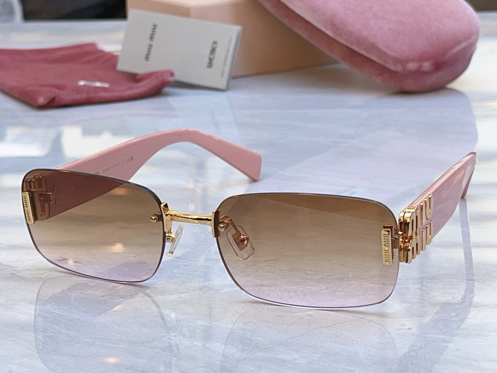 ，【MIUMI*】缪*缪新款太阳镜，Mod: MU 168AV，SIZE:62口19-140