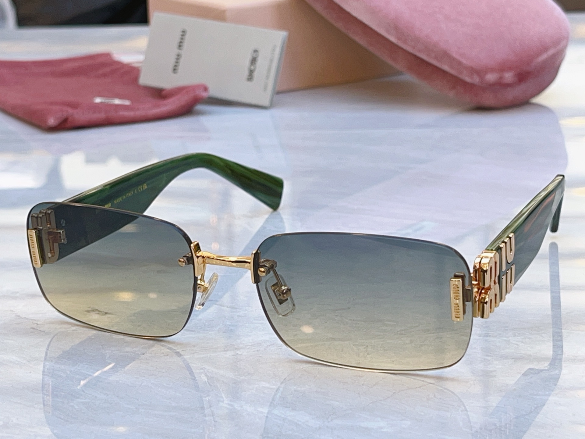 ，【MIUMI*】缪*缪新款太阳镜，Mod: MU 168AV，SIZE:62口19-140